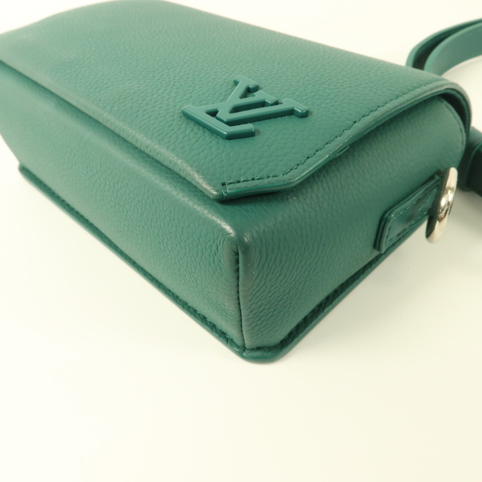 LOUIS VUITTON Taurillon Fastline Messenger Mini Aerogram Collection肩背袋