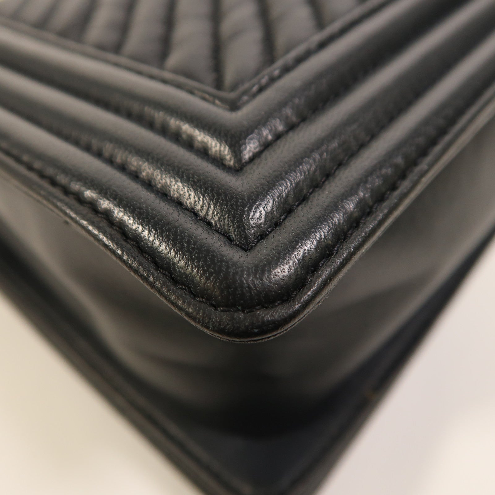 CHANEL 牛皮皮革Boy 28銀扣鏈帶肩背袋