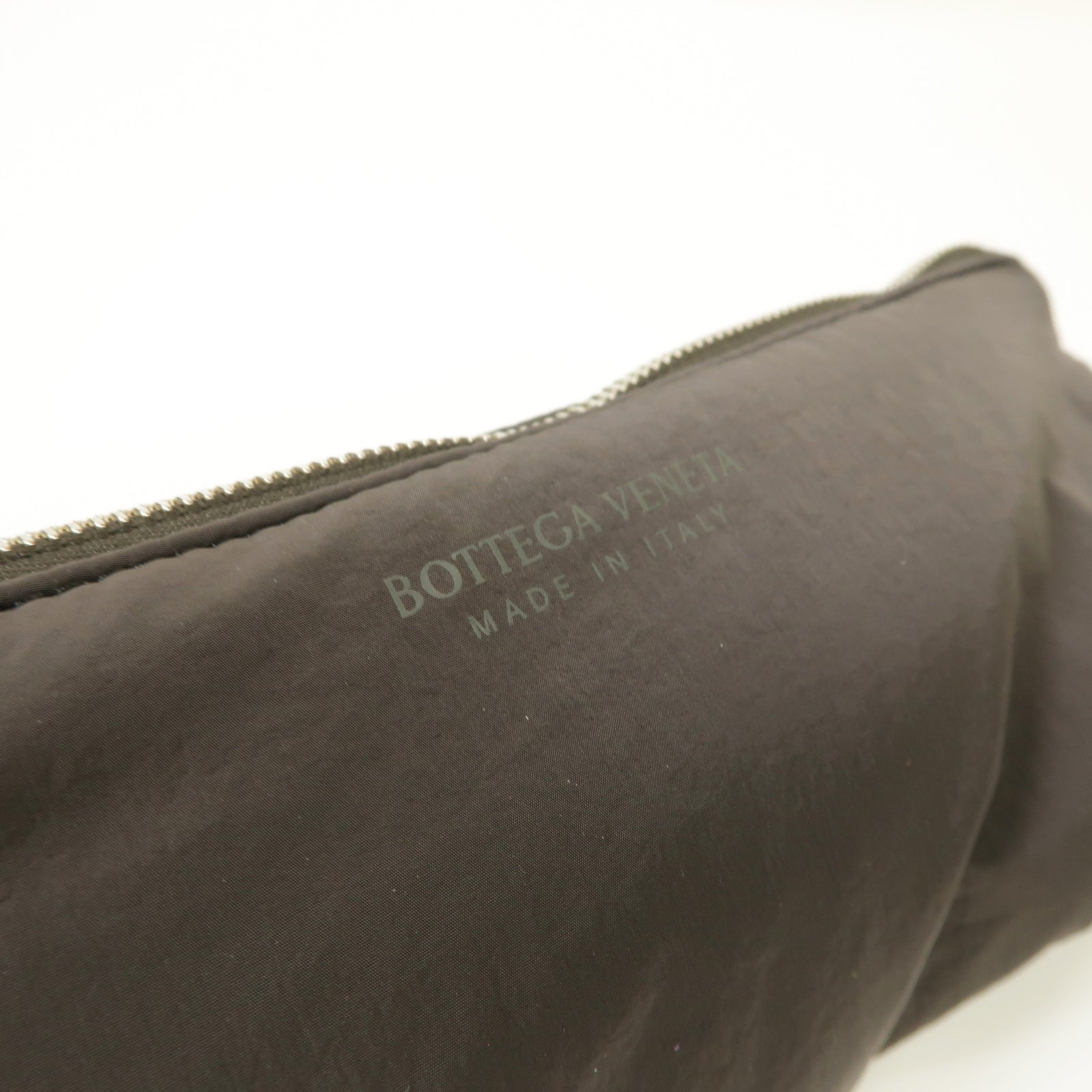 BOTTEGA VENETA 尼龍Padded Tech Cassette銀扣肩背袋灰色