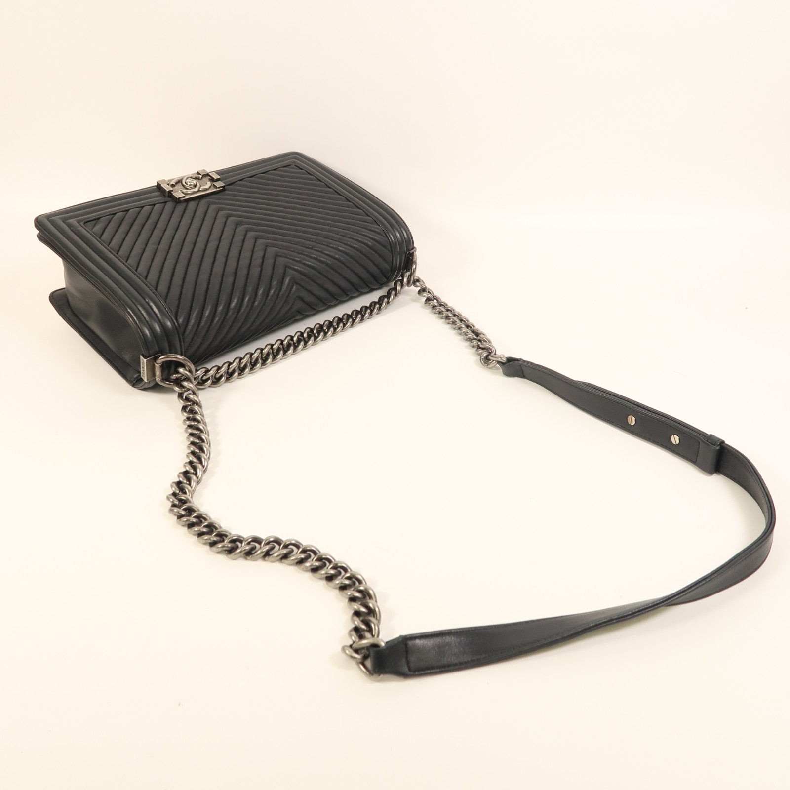 CHANEL 牛皮皮革Boy 28銀扣鏈帶肩背袋