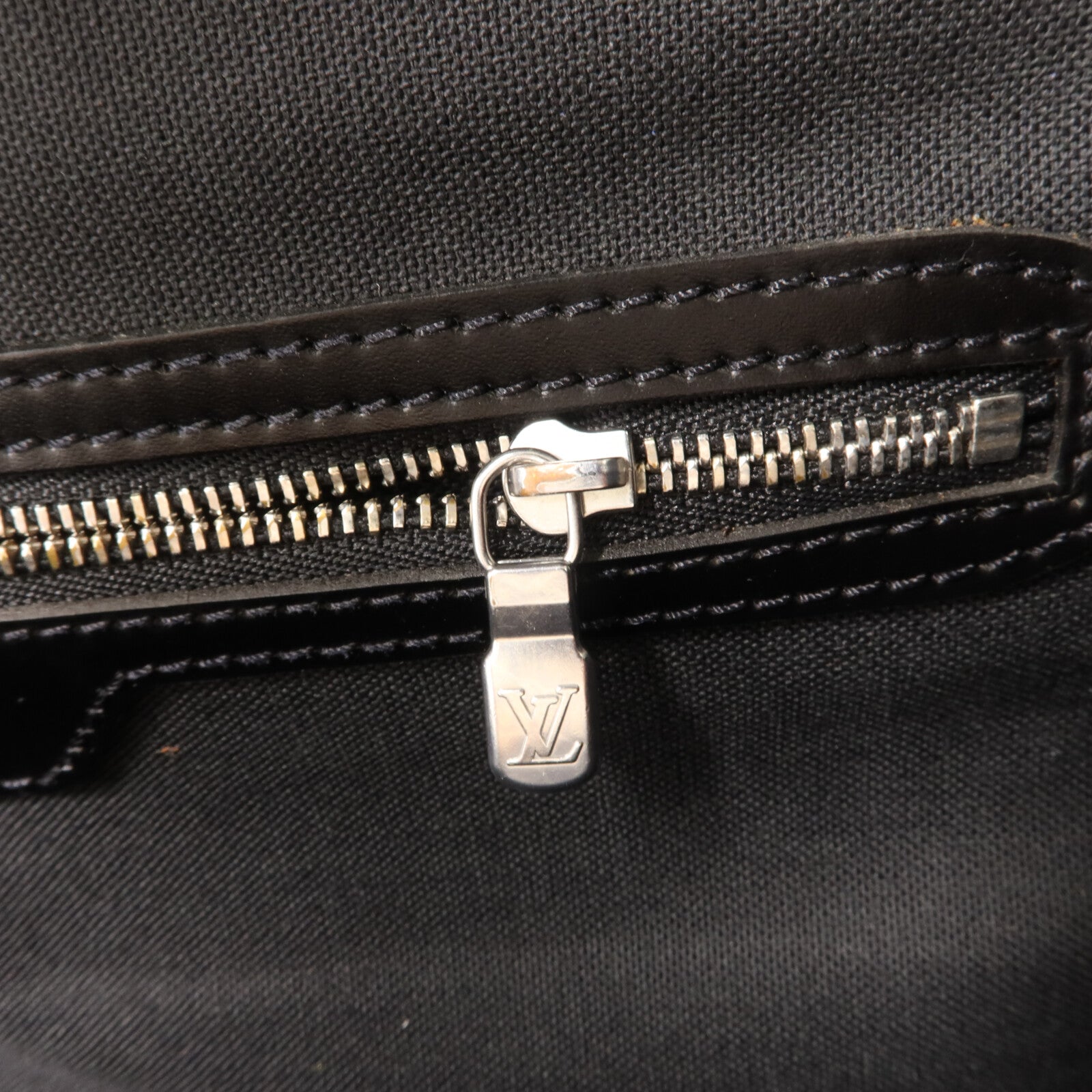 LOUIS VUITTON Taiga Taimyr肩背袋