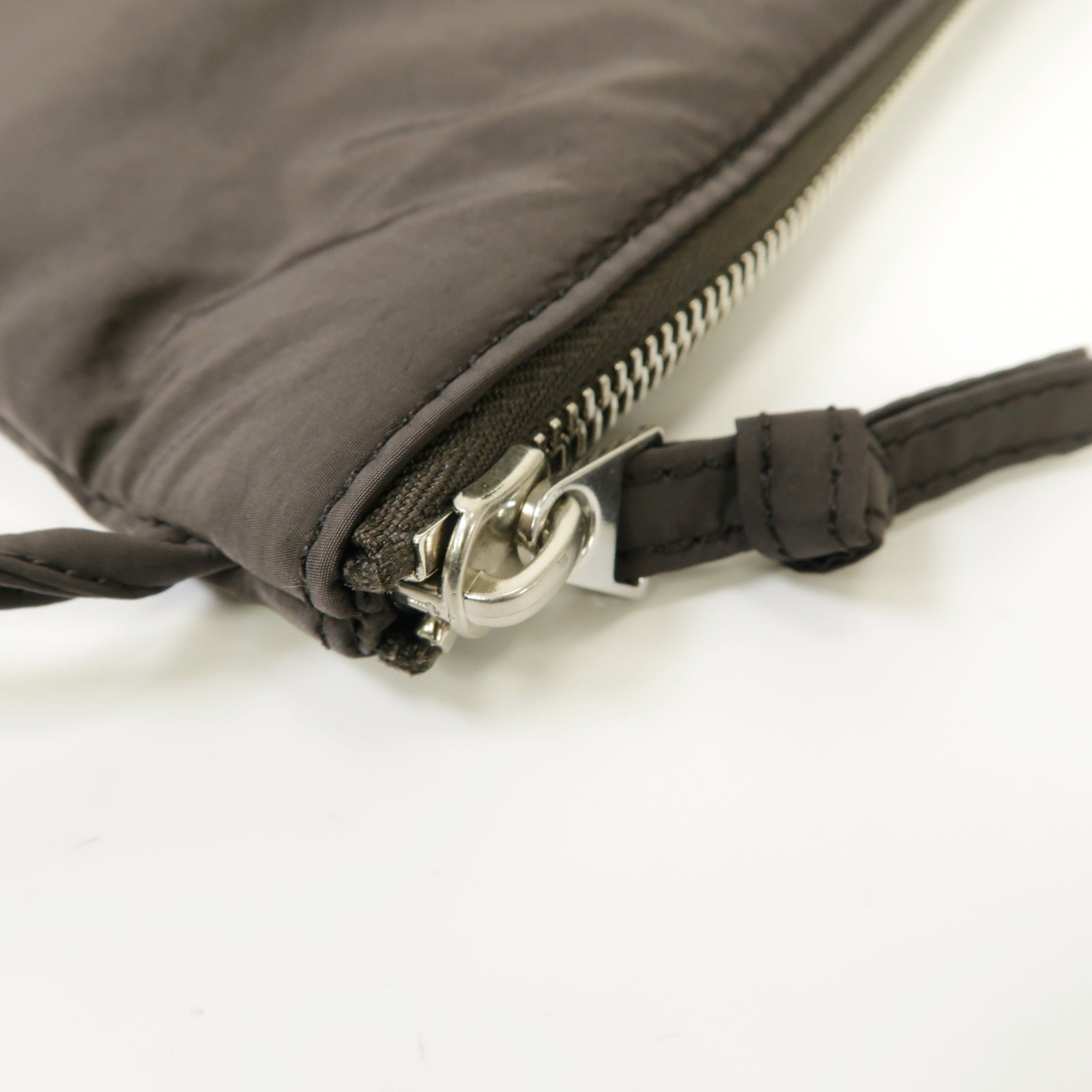 BOTTEGA VENETA 尼龍Padded Tech Cassette銀扣肩背袋灰色