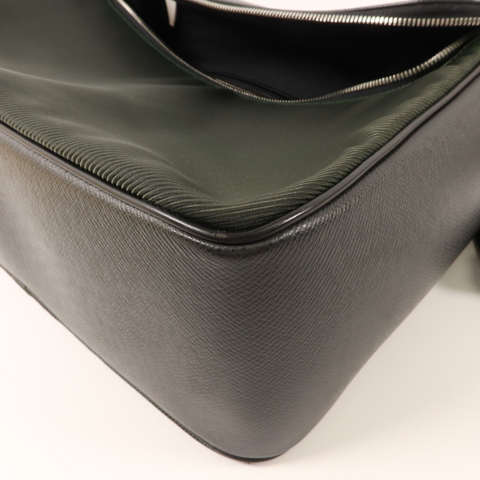 LOUIS VUITTON Taiga Taimyr肩背袋