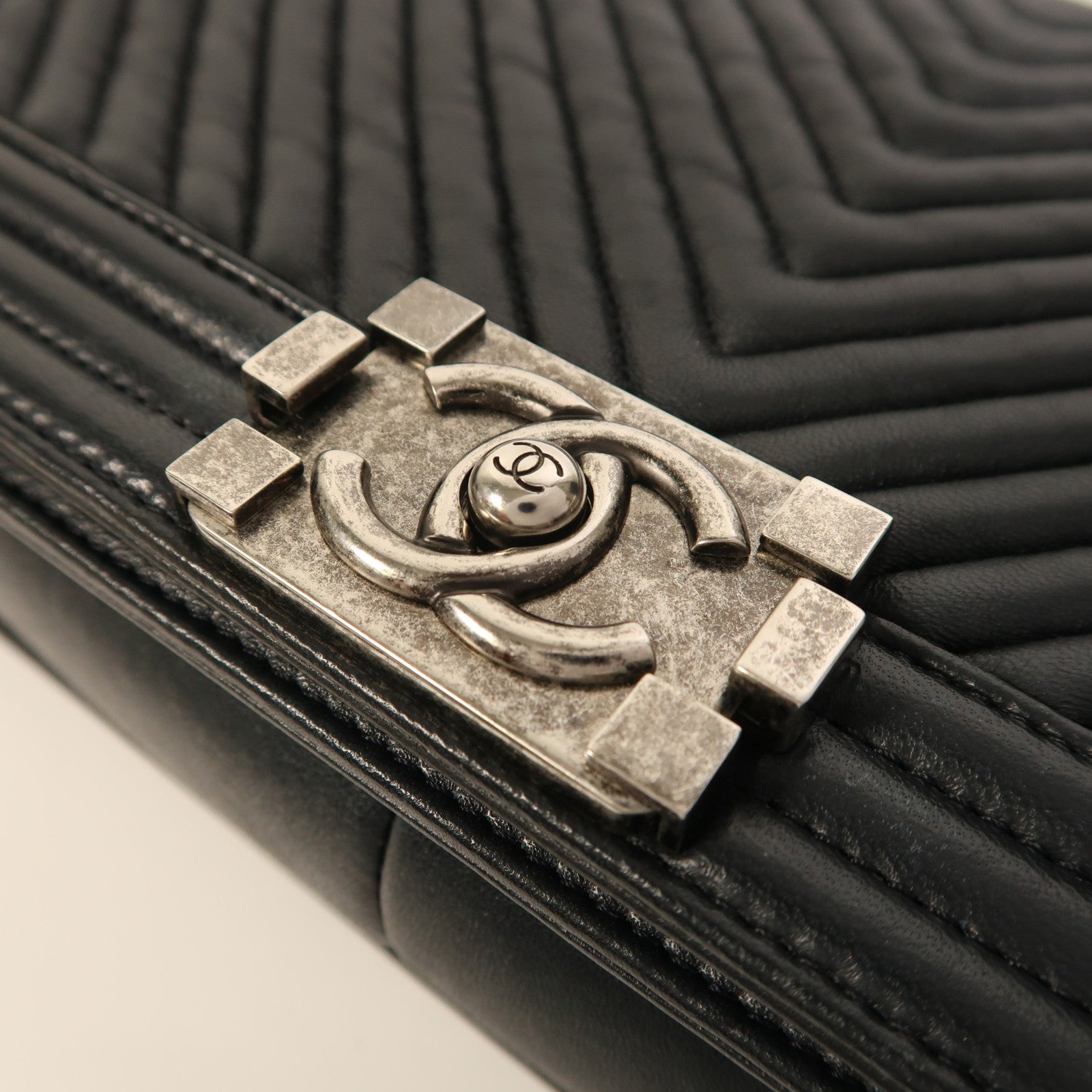 CHANEL 牛皮皮革Boy 28銀扣鏈帶肩背袋