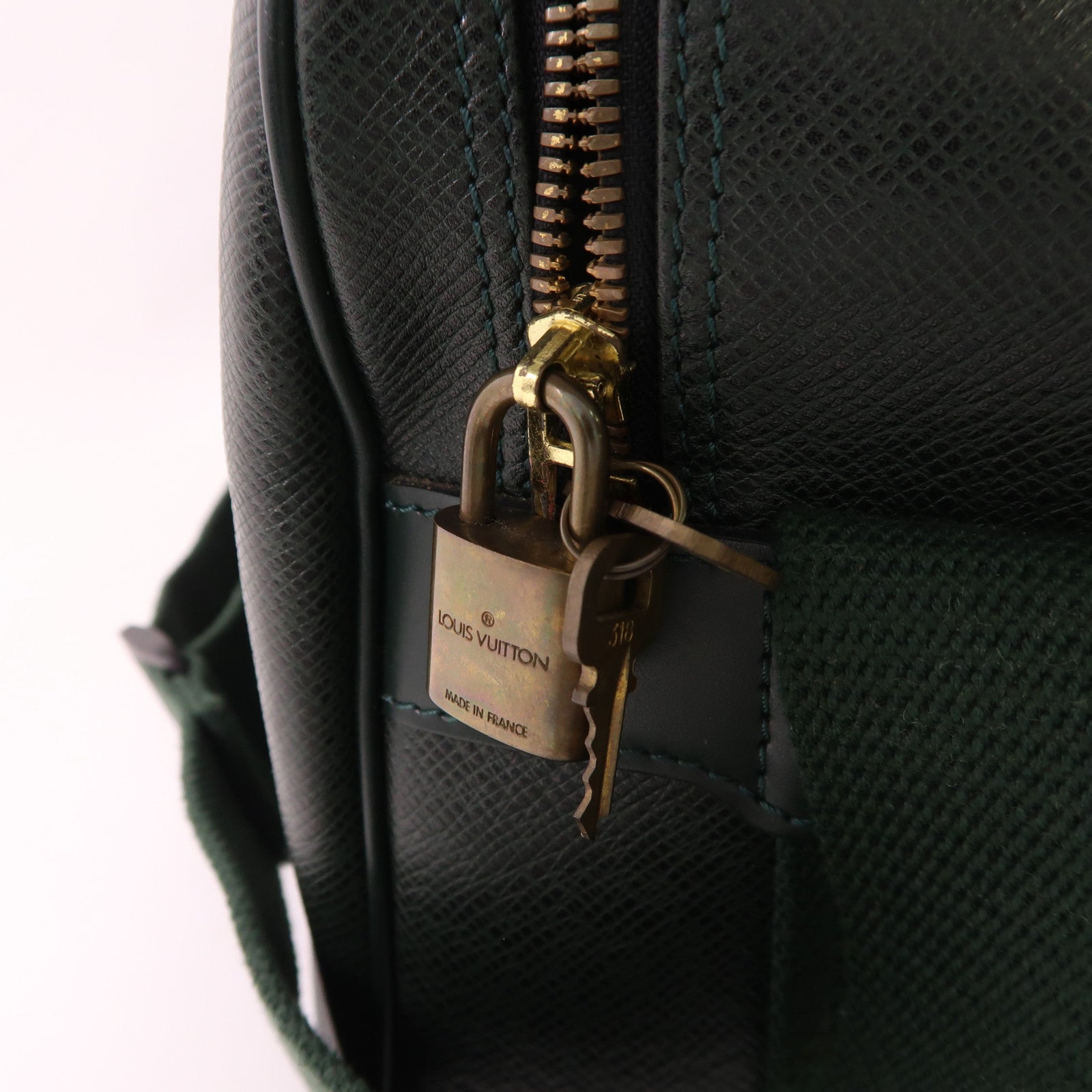 LOUIS VUITTON Taiga Reporter PM金扣肩背袋