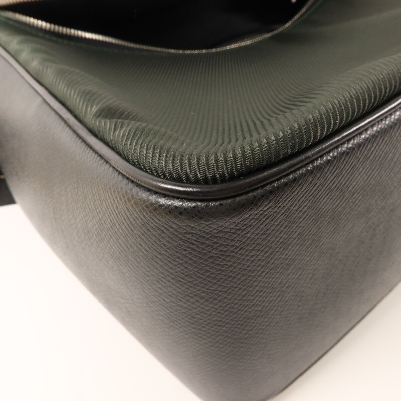 LOUIS VUITTON Taiga Taimyr肩背袋
