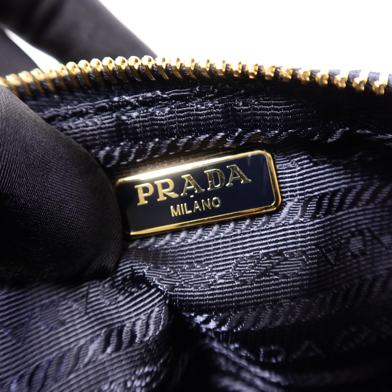 PRADA 尼龍Quilted Re-Nylon Pouch鏈帶肩背袋