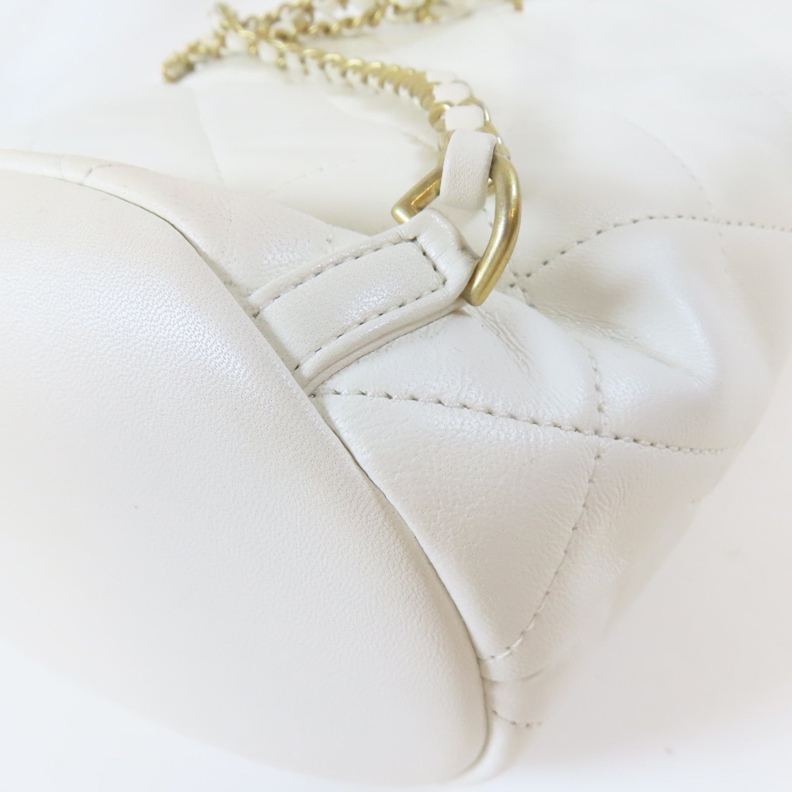 CHANEL 【激減優惠】菱格羊皮皮革In the Loop Backpack金扣背包白色