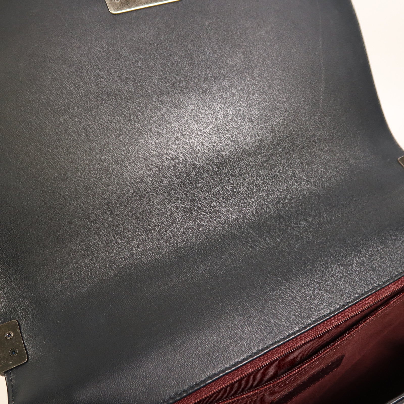 CHANEL 牛皮皮革Boy 28銀扣鏈帶肩背袋