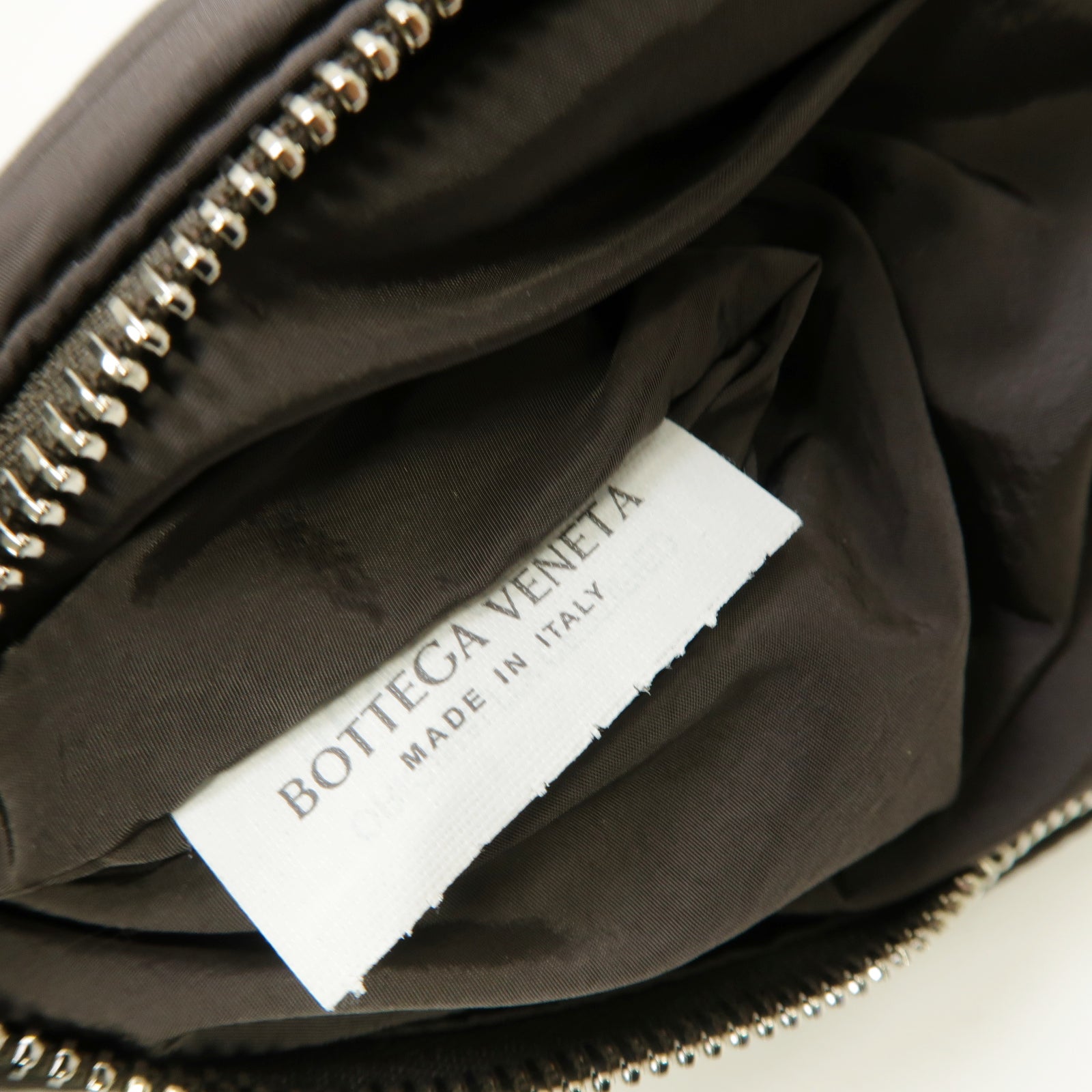 BOTTEGA VENETA 尼龍Padded Tech Cassette銀扣肩背袋灰色