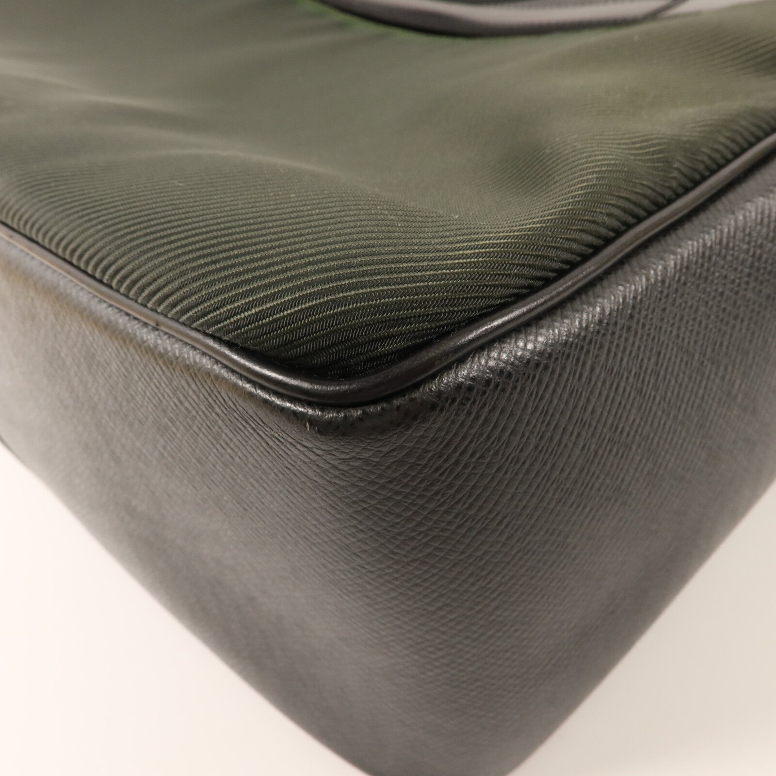 LOUIS VUITTON Taiga Taimyr肩背袋