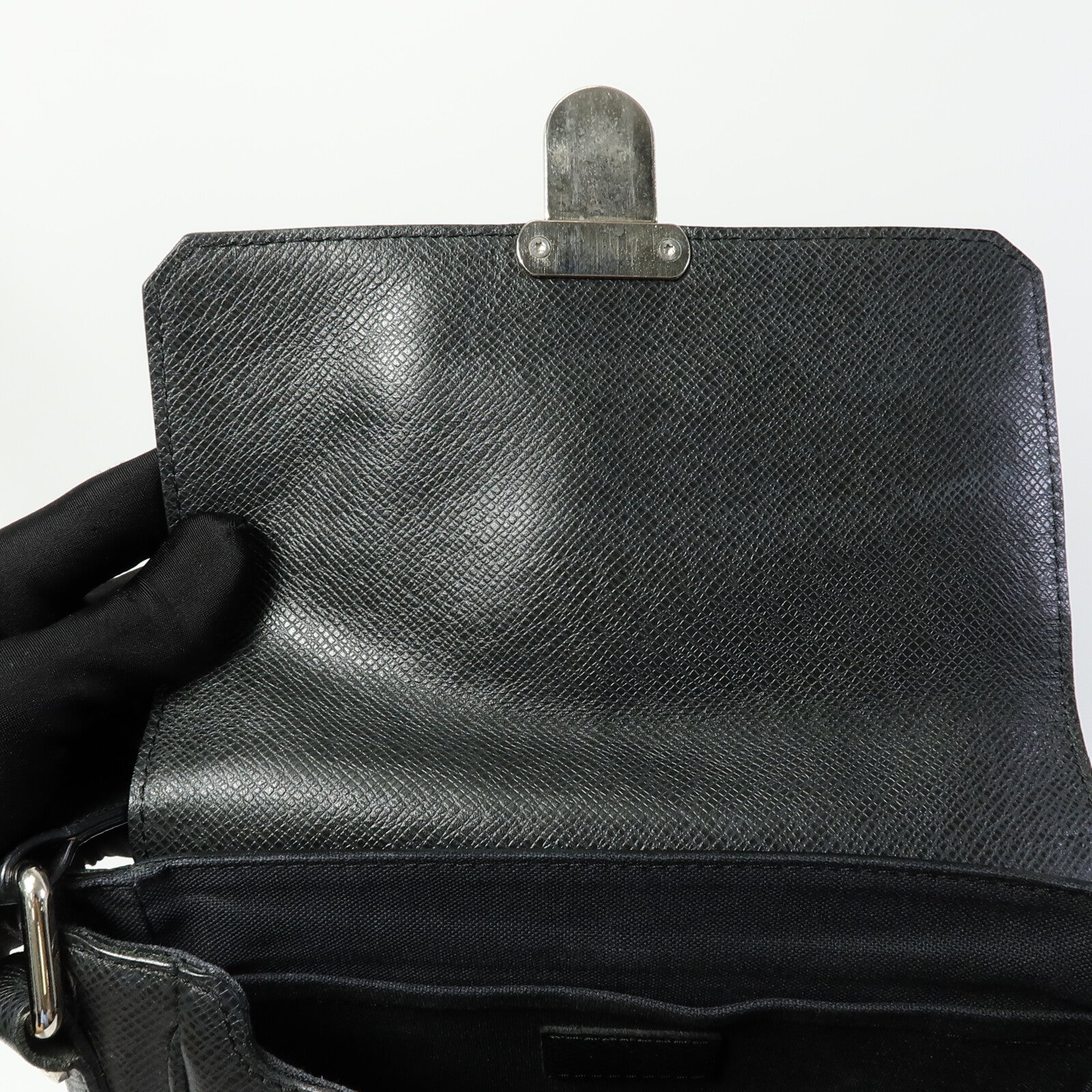 LOUIS VUITTON Taiga Taiga Luka肩背袋