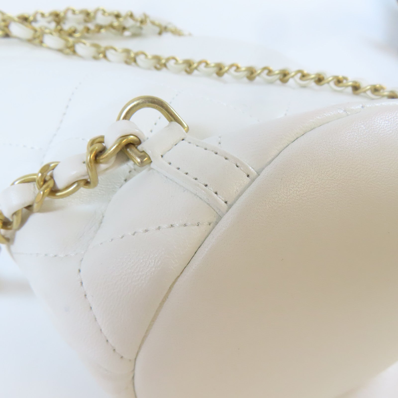 CHANEL 【激減優惠】菱格羊皮皮革In the Loop Backpack金扣背包白色