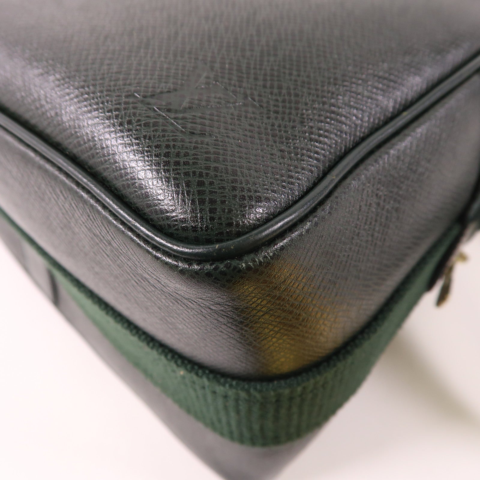 LOUIS VUITTON Taiga Reporter PM金扣肩背袋