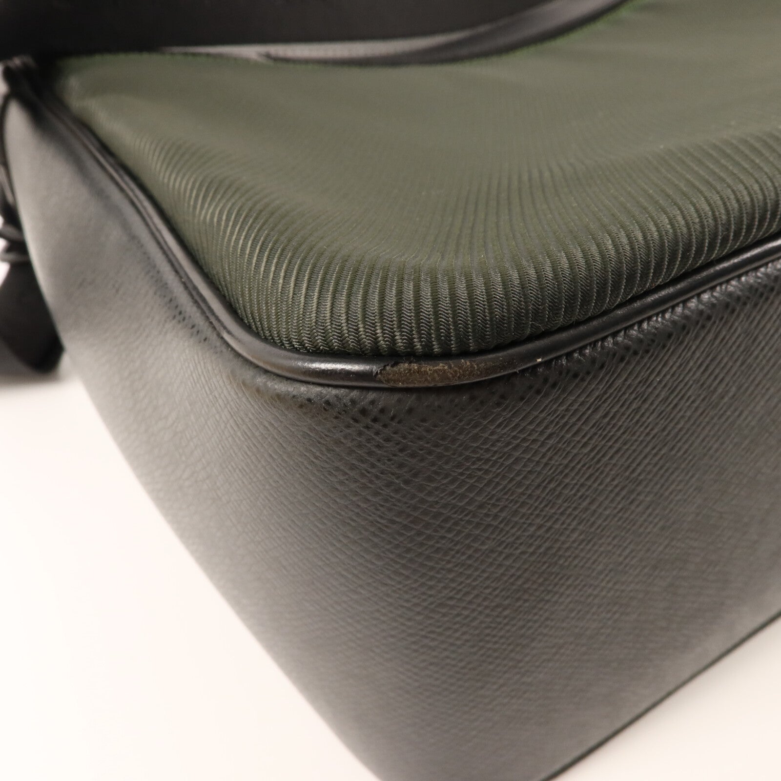 LOUIS VUITTON Taiga Taimyr肩背袋