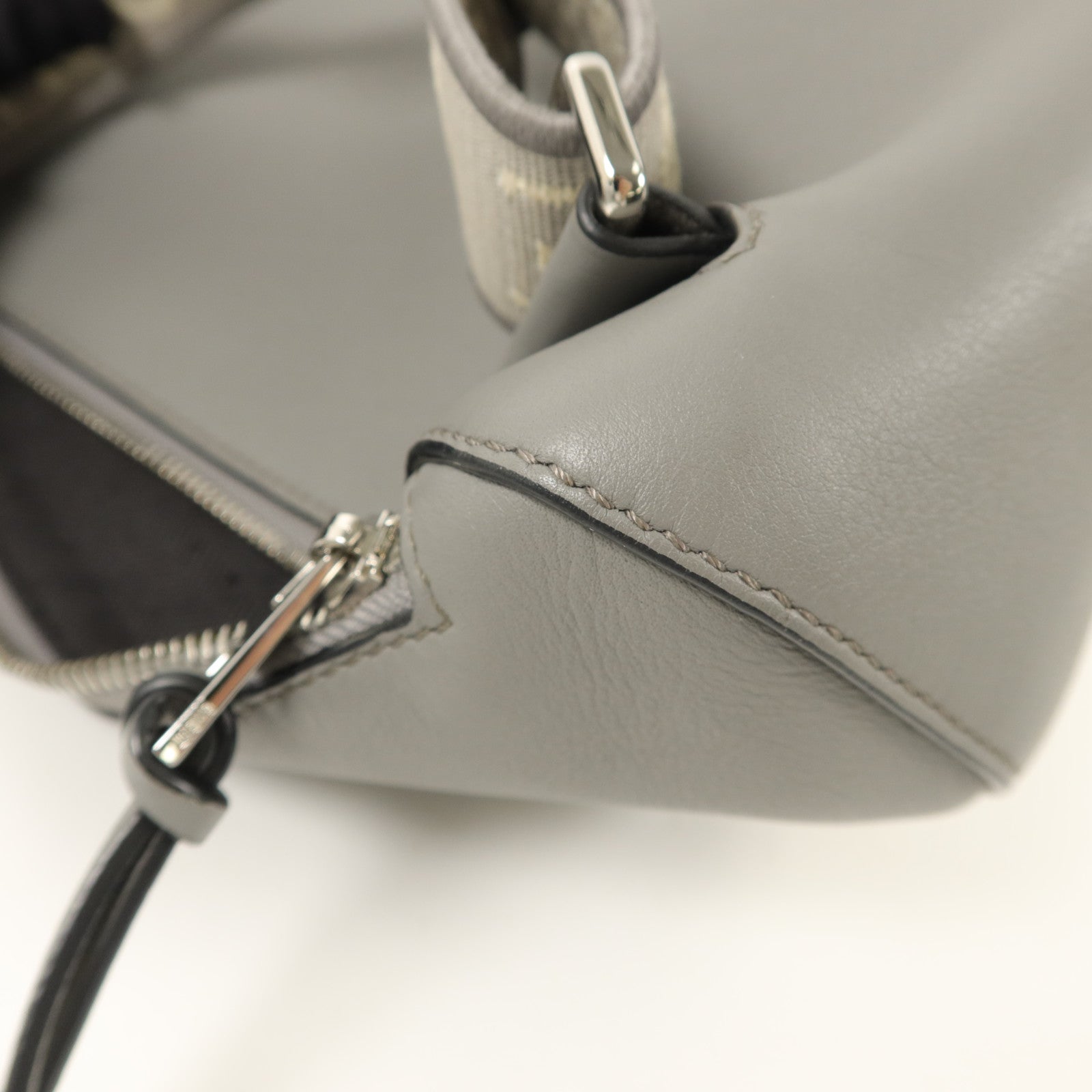 LOEWE 牛皮皮革Anton Sling肩背袋
