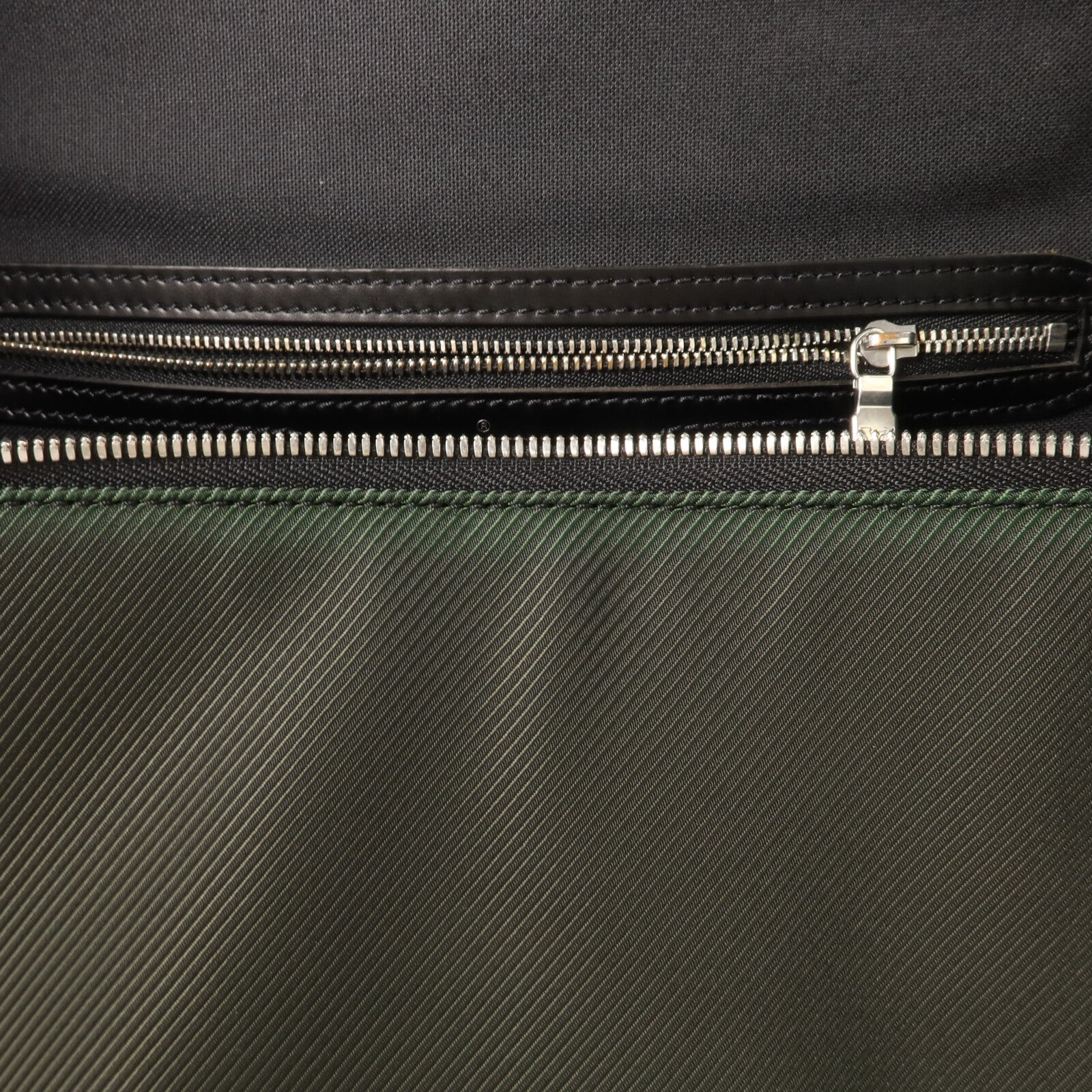 LOUIS VUITTON Taiga Taimyr肩背袋
