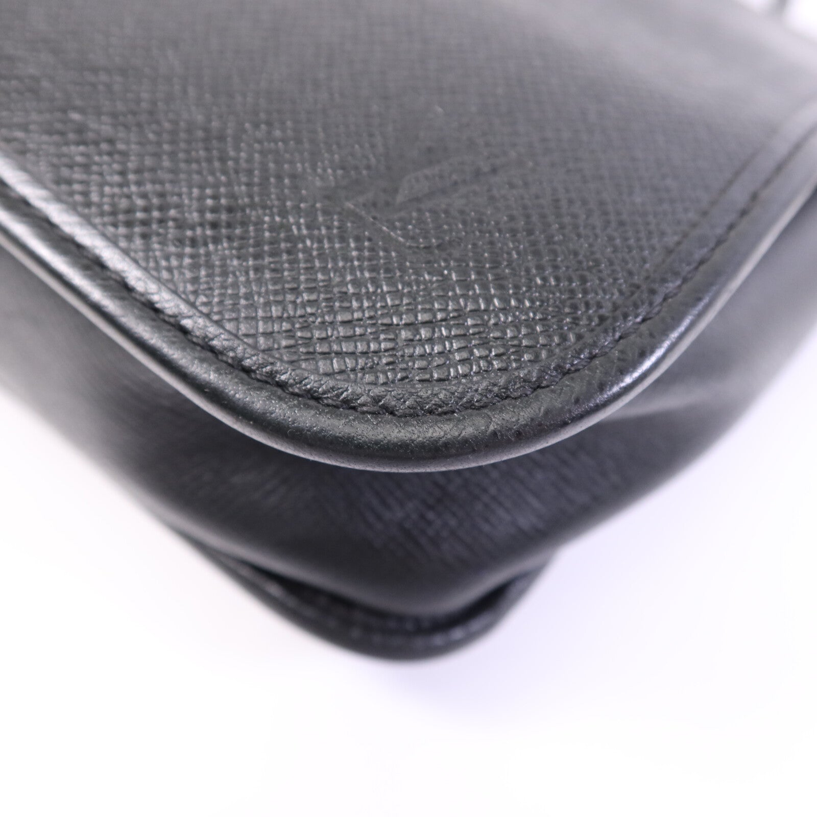 LOUIS VUITTON Taiga皮革Andrei銀扣肩背袋