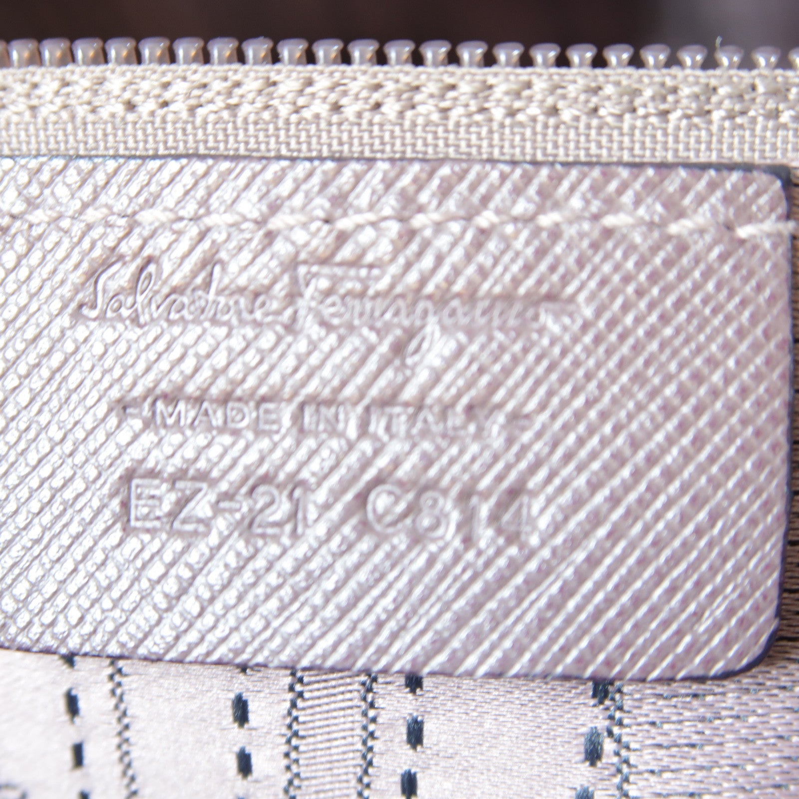 Salvatore Ferragamo 牛皮皮革Hand Bag金扣手挽袋紫色
