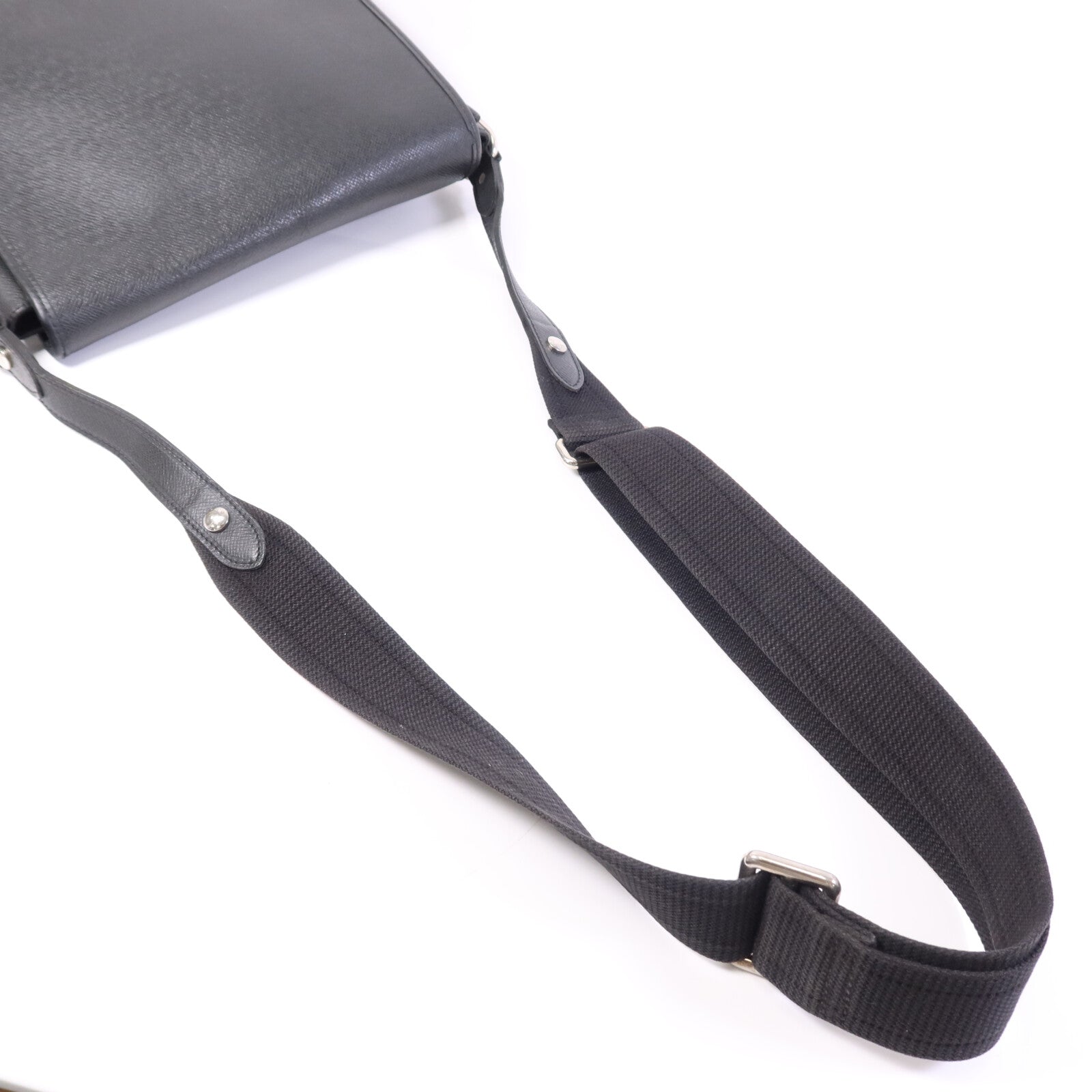 LOUIS VUITTON Taiga皮革Andrei銀扣肩背袋