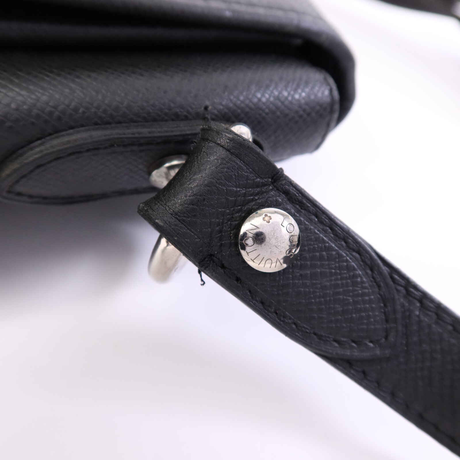 LOUIS VUITTON Taiga皮革Andrei銀扣肩背袋