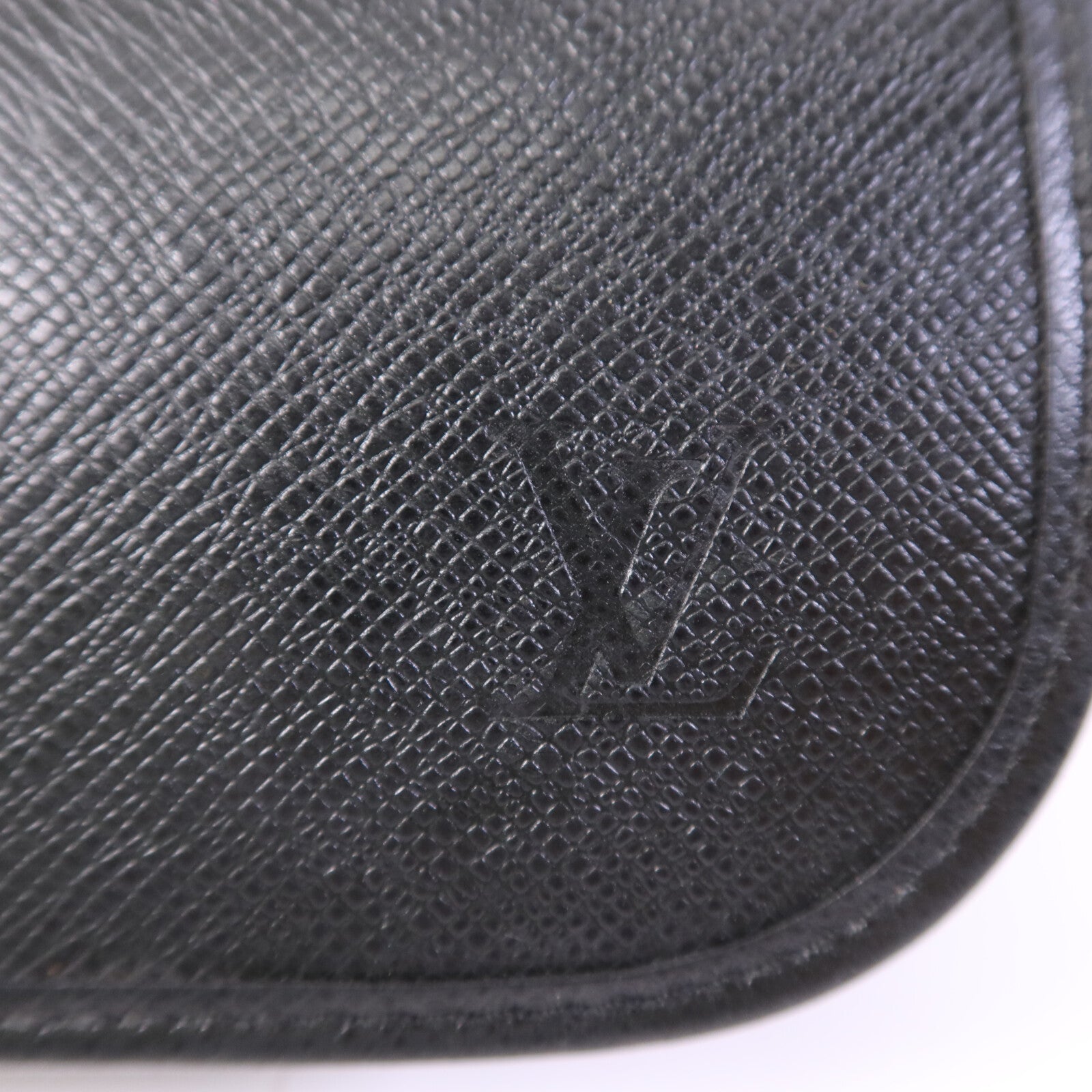 LOUIS VUITTON Taiga皮革Andrei銀扣肩背袋