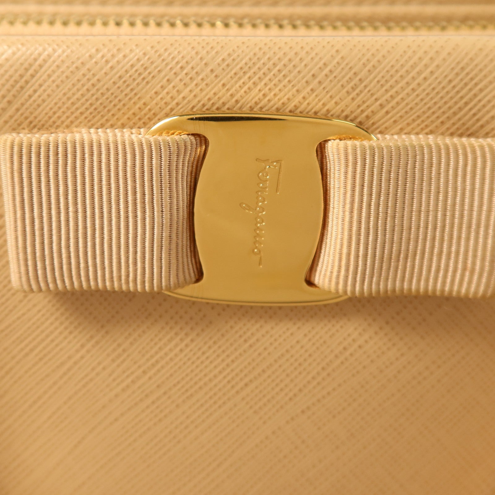 Salvatore Ferragamo 牛皮皮革Tracy Vara Bow金扣手挽肩背兩用袋