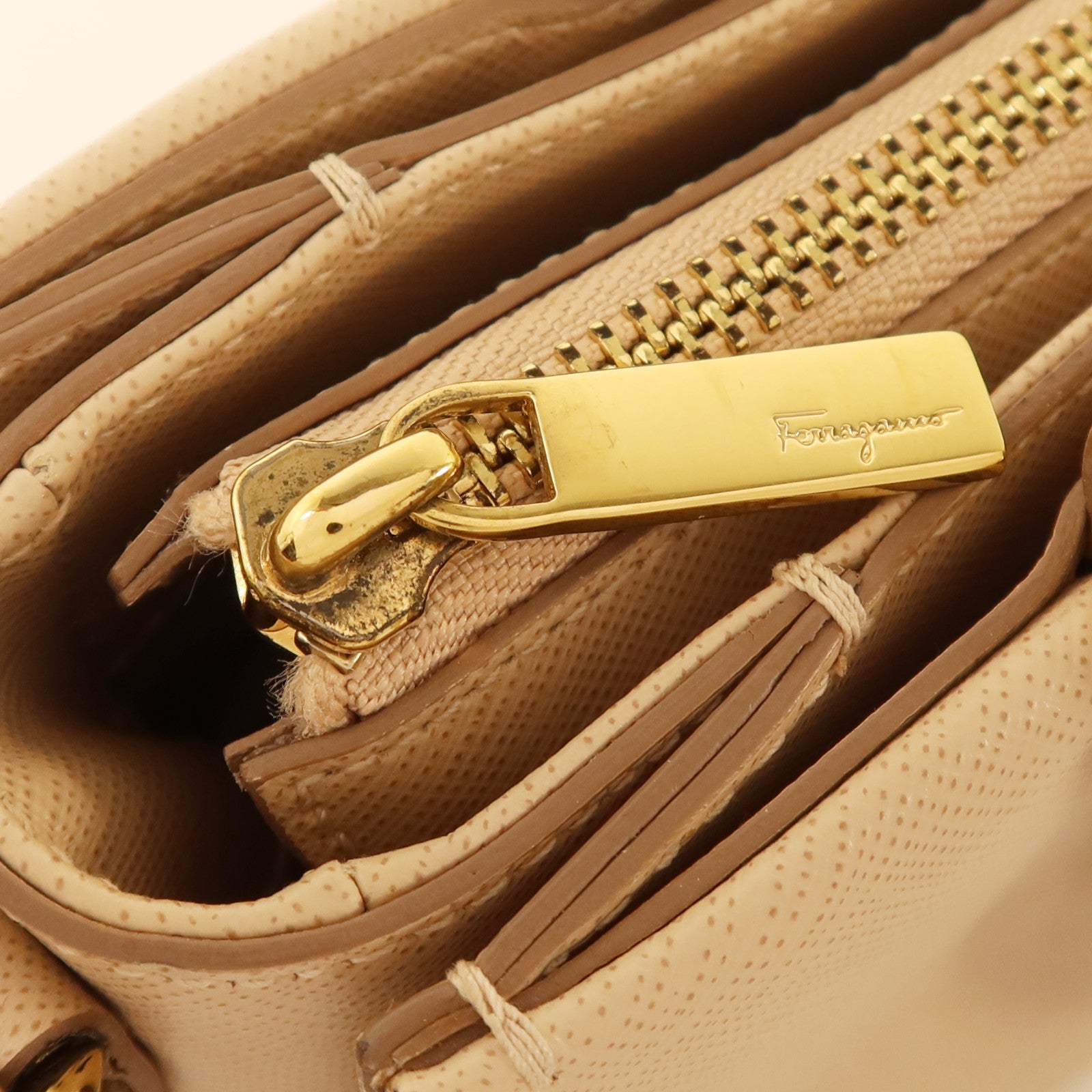 Salvatore Ferragamo 牛皮皮革Tracy Vara Bow金扣手挽肩背兩用袋