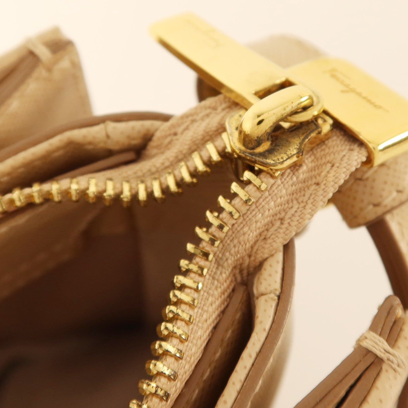 Salvatore Ferragamo 牛皮皮革Tracy Vara Bow金扣手挽肩背兩用袋