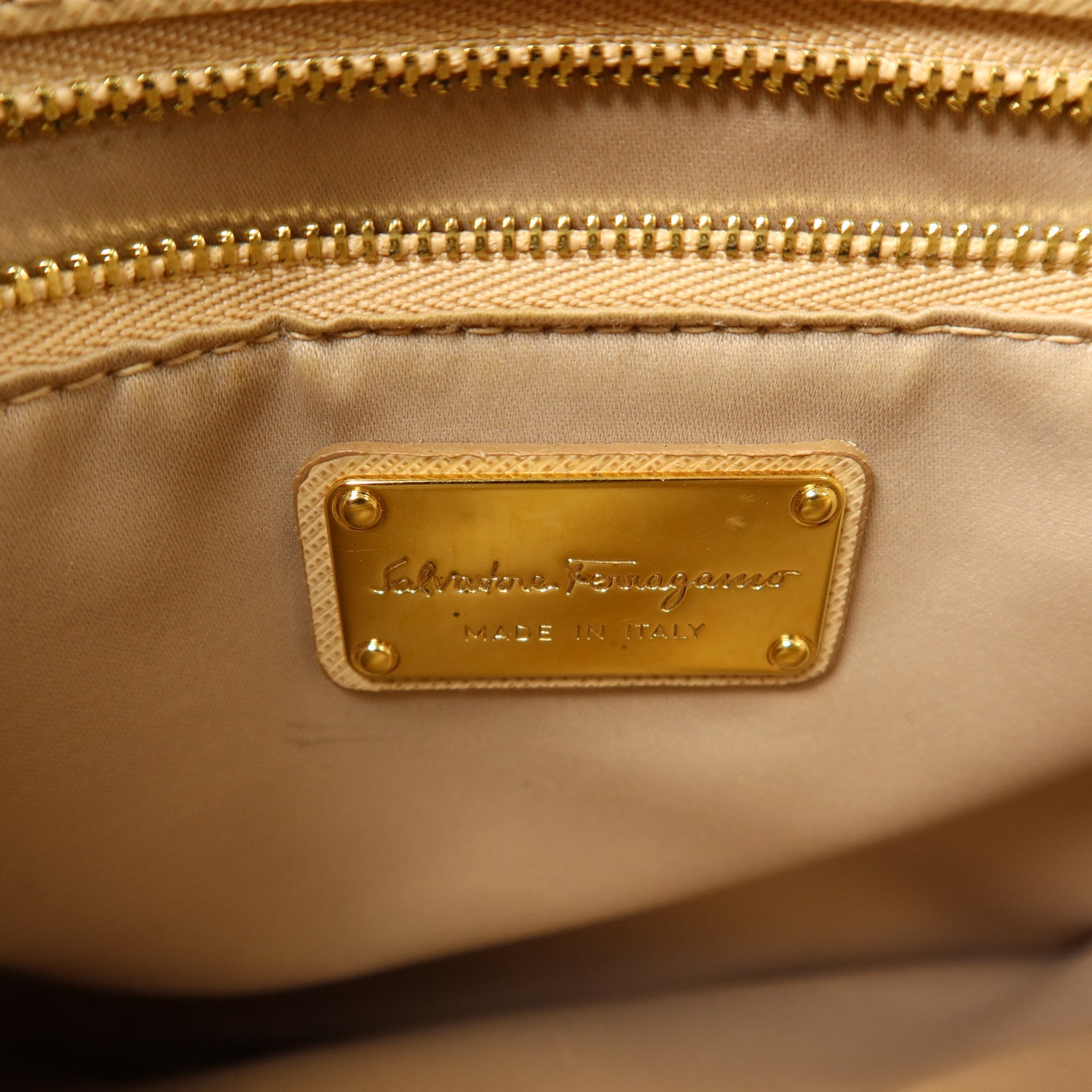 Salvatore Ferragamo 牛皮皮革Tracy Vara Bow金扣手挽肩背兩用袋