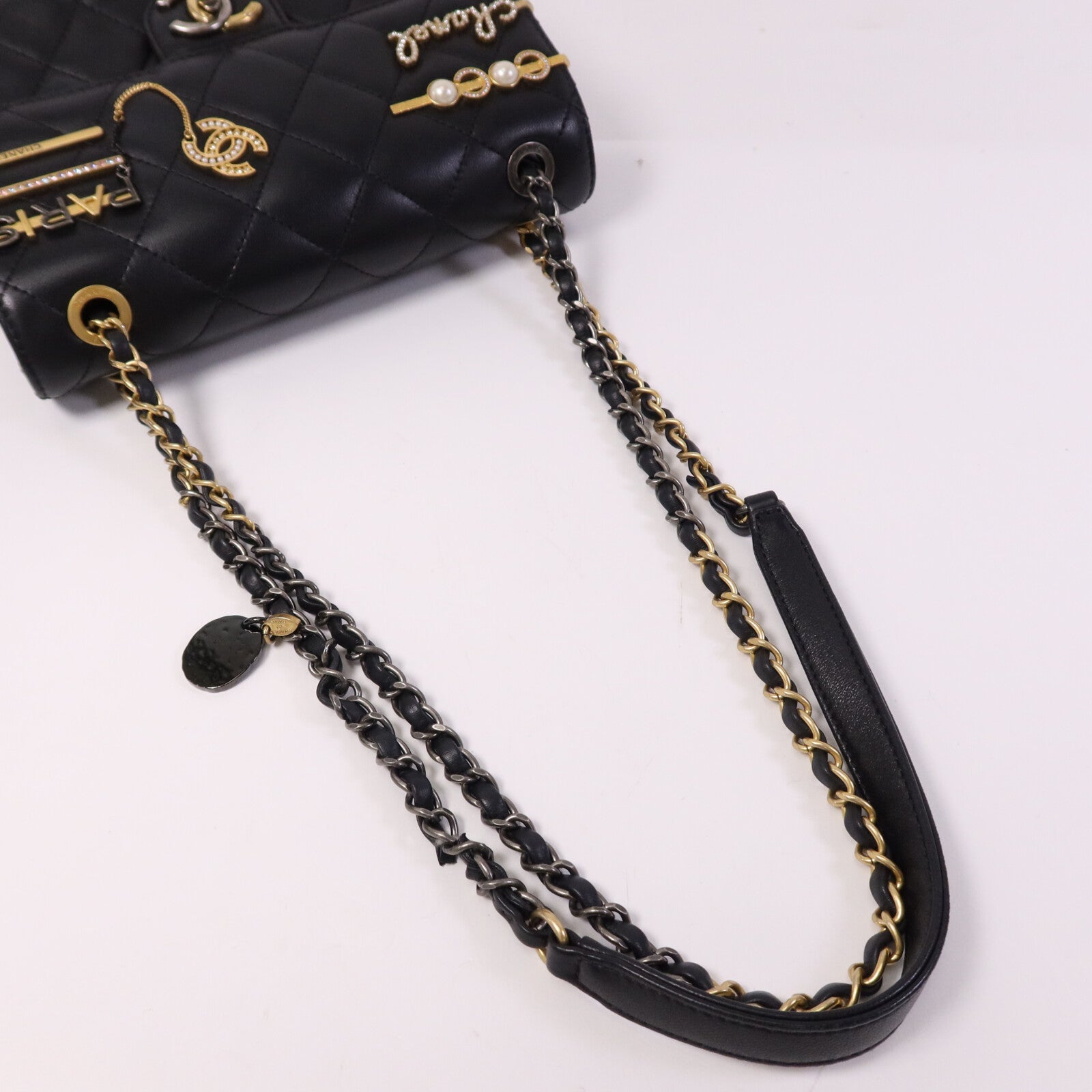 CHANEL 羊皮皮革Pearl Hairpin Badge鏈帶肩背袋