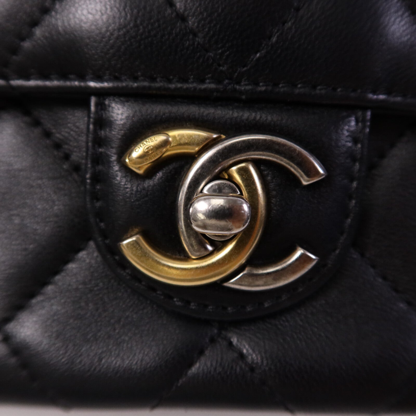 CHANEL 羊皮皮革Pearl Hairpin Badge鏈帶肩背袋