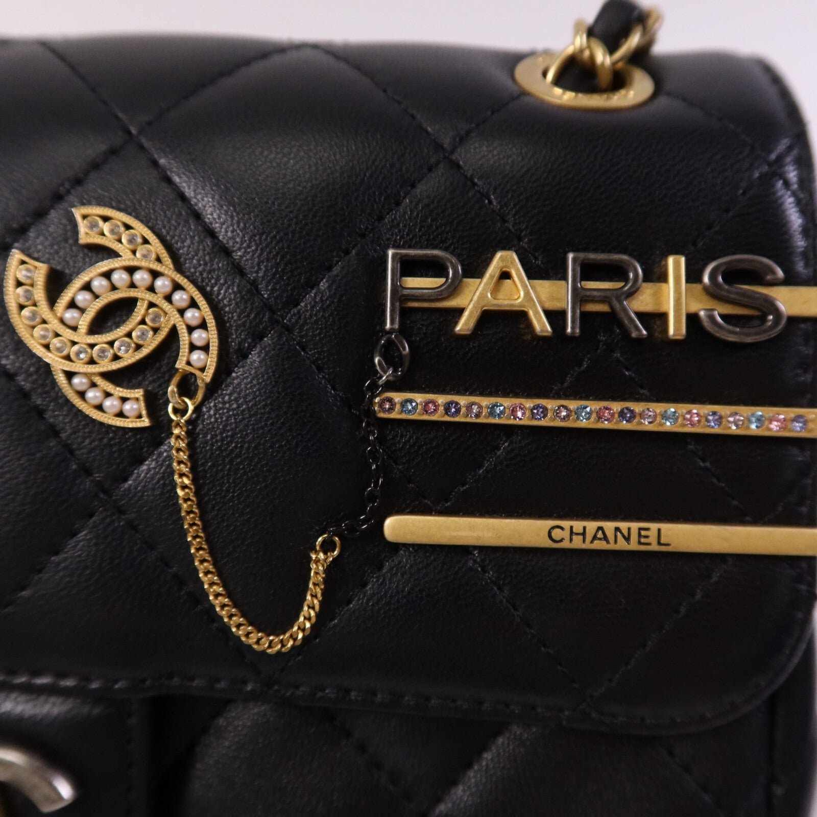 CHANEL 羊皮皮革Pearl Hairpin Badge鏈帶肩背袋