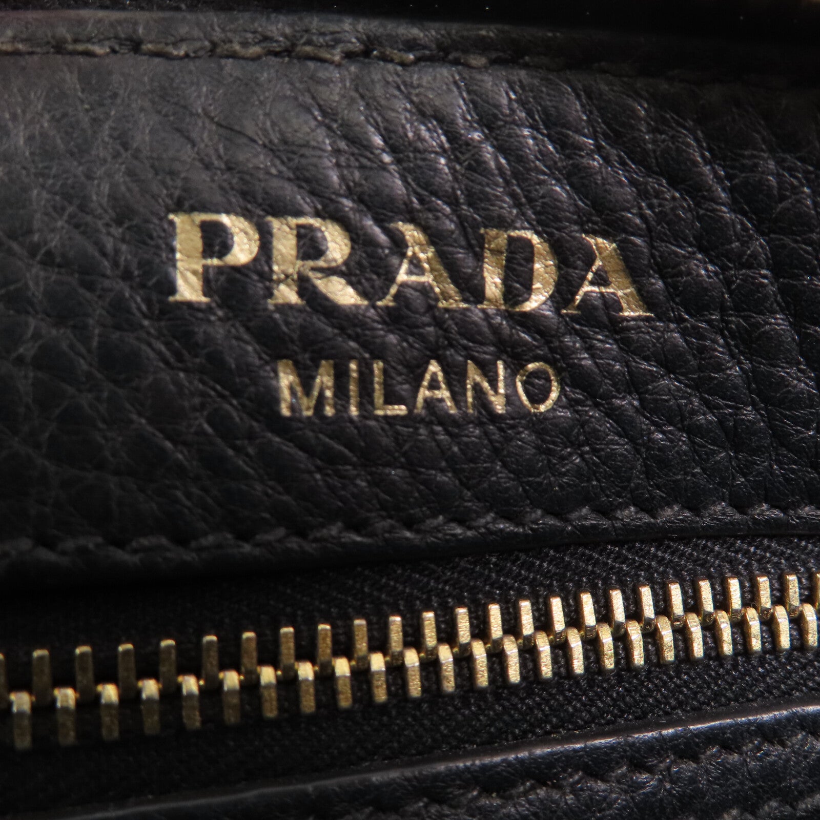 PRADA 牛皮皮革Shoulder Bag金扣肩背袋