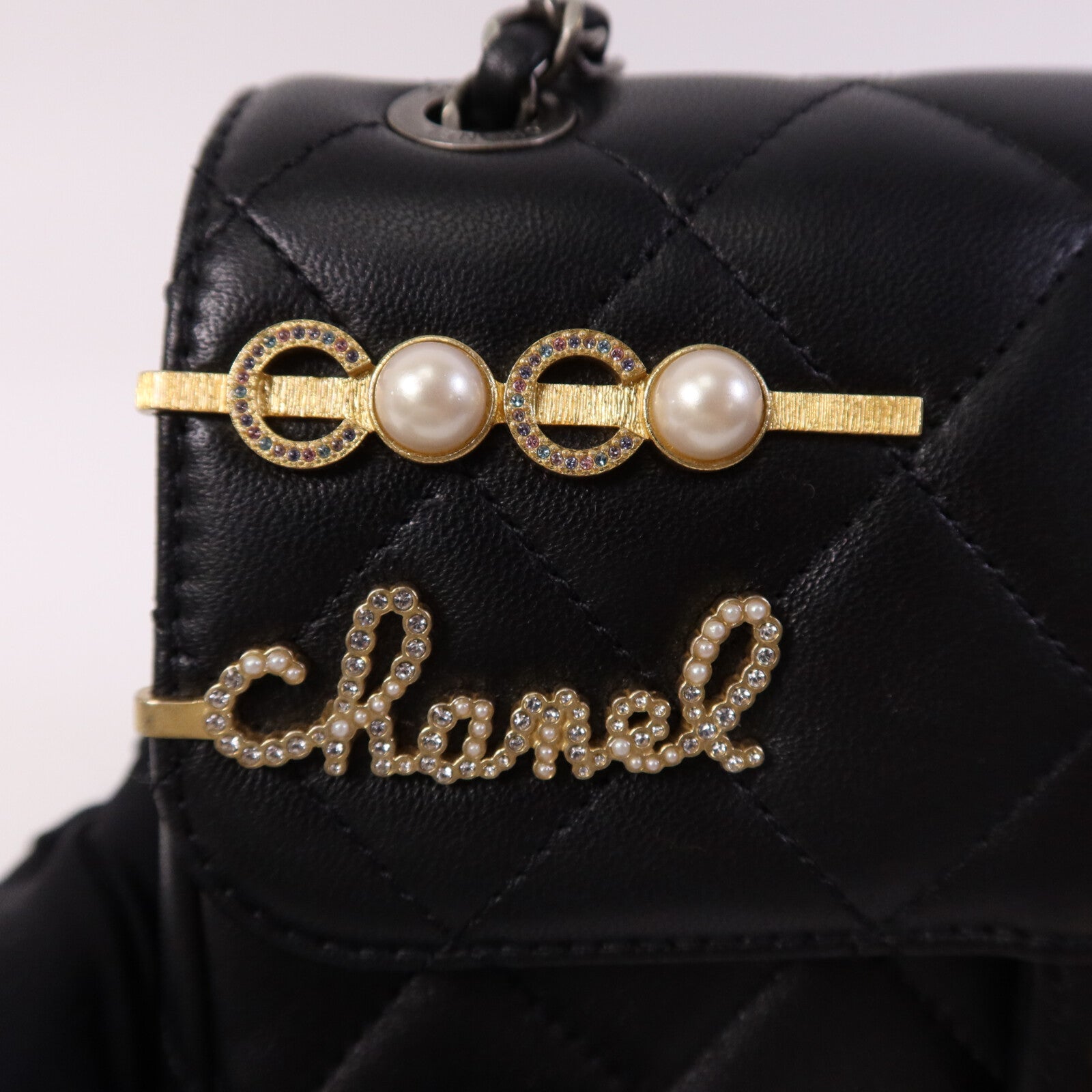 CHANEL 羊皮皮革Pearl Hairpin Badge鏈帶肩背袋