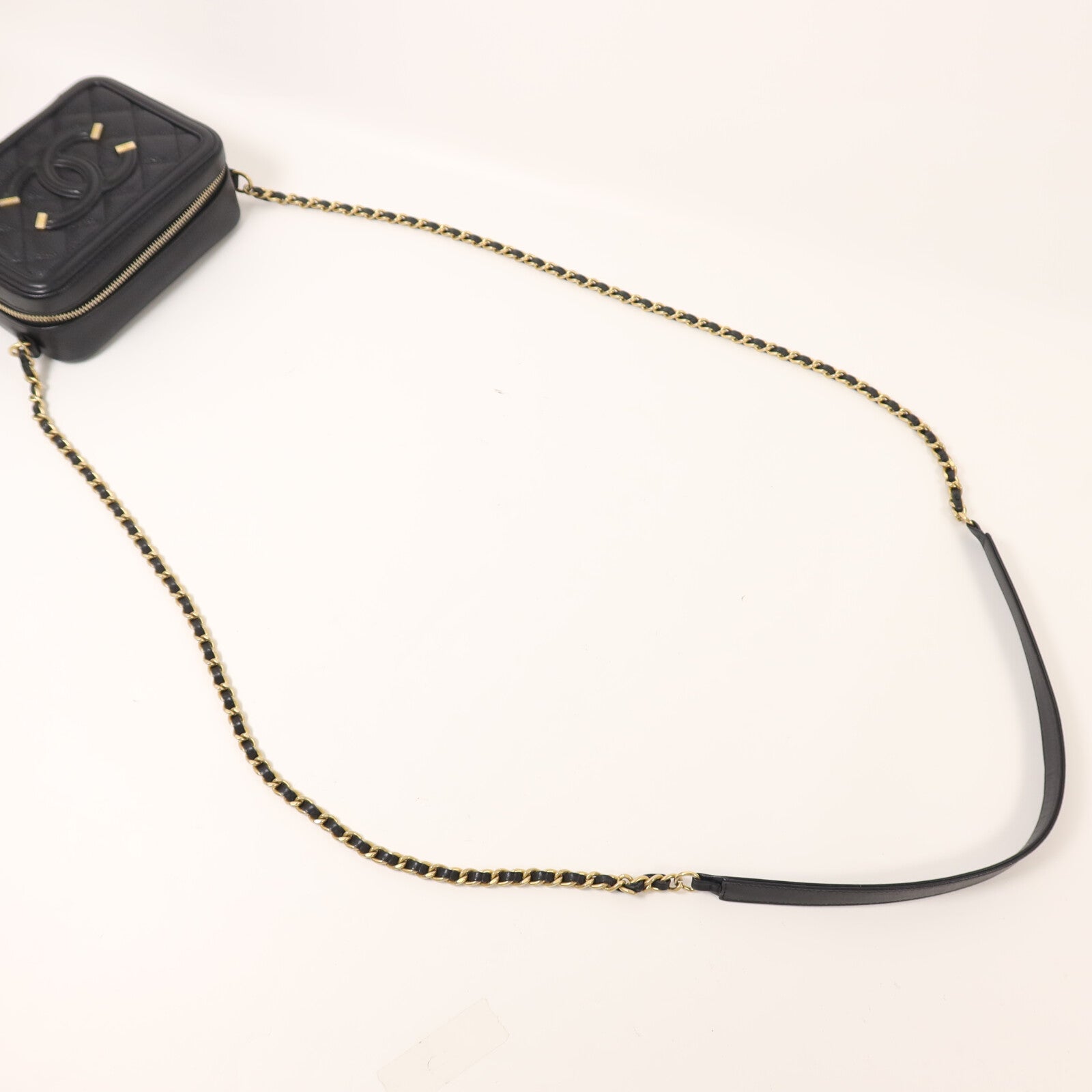 CHANEL 牛皮皮革Filigree Camera Bag鏈帶肩背袋