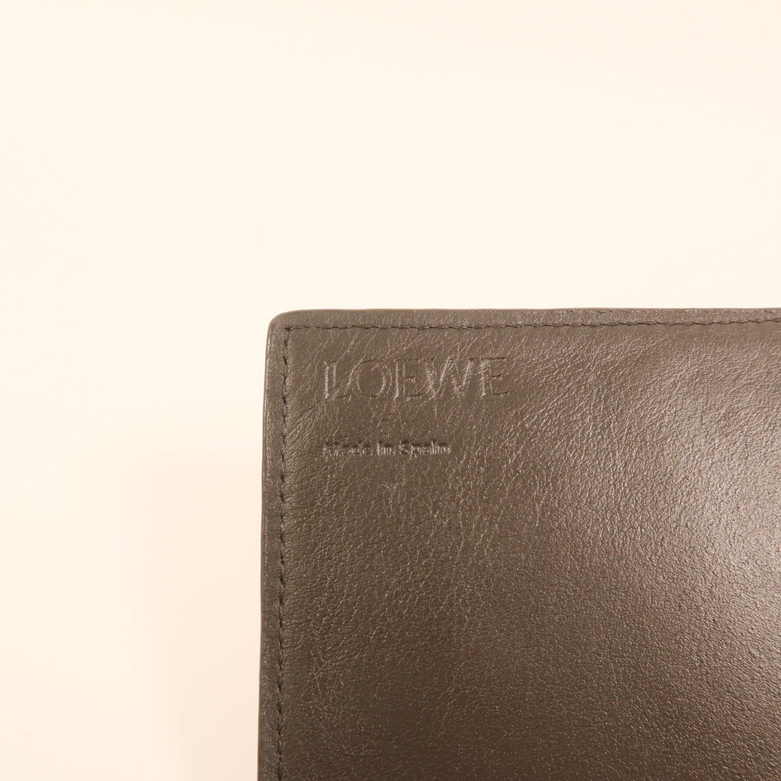 LOEWE 牛皮皮革Wallet On Chain金扣鏈帶肩背袋