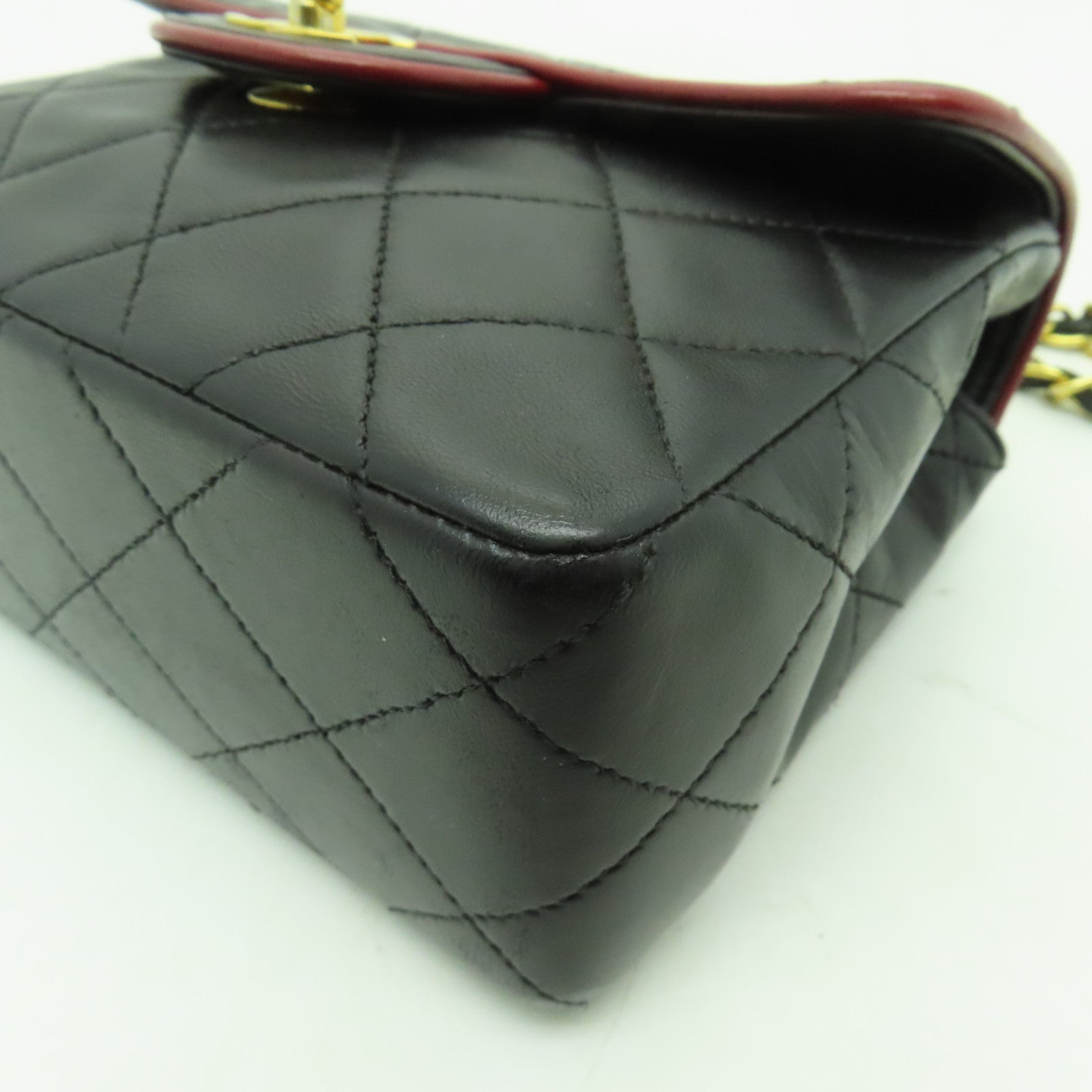 CHANEL 【清倉大減價】菱格羊皮皮革Classic Flap Mini金扣鏈帶肩背袋黑色/紅色