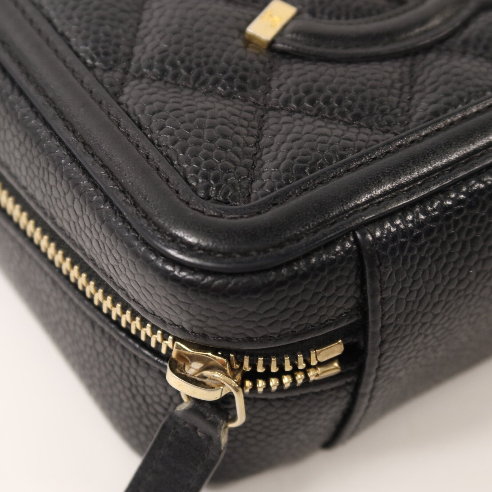 CHANEL 牛皮皮革Filigree Camera Bag鏈帶肩背袋
