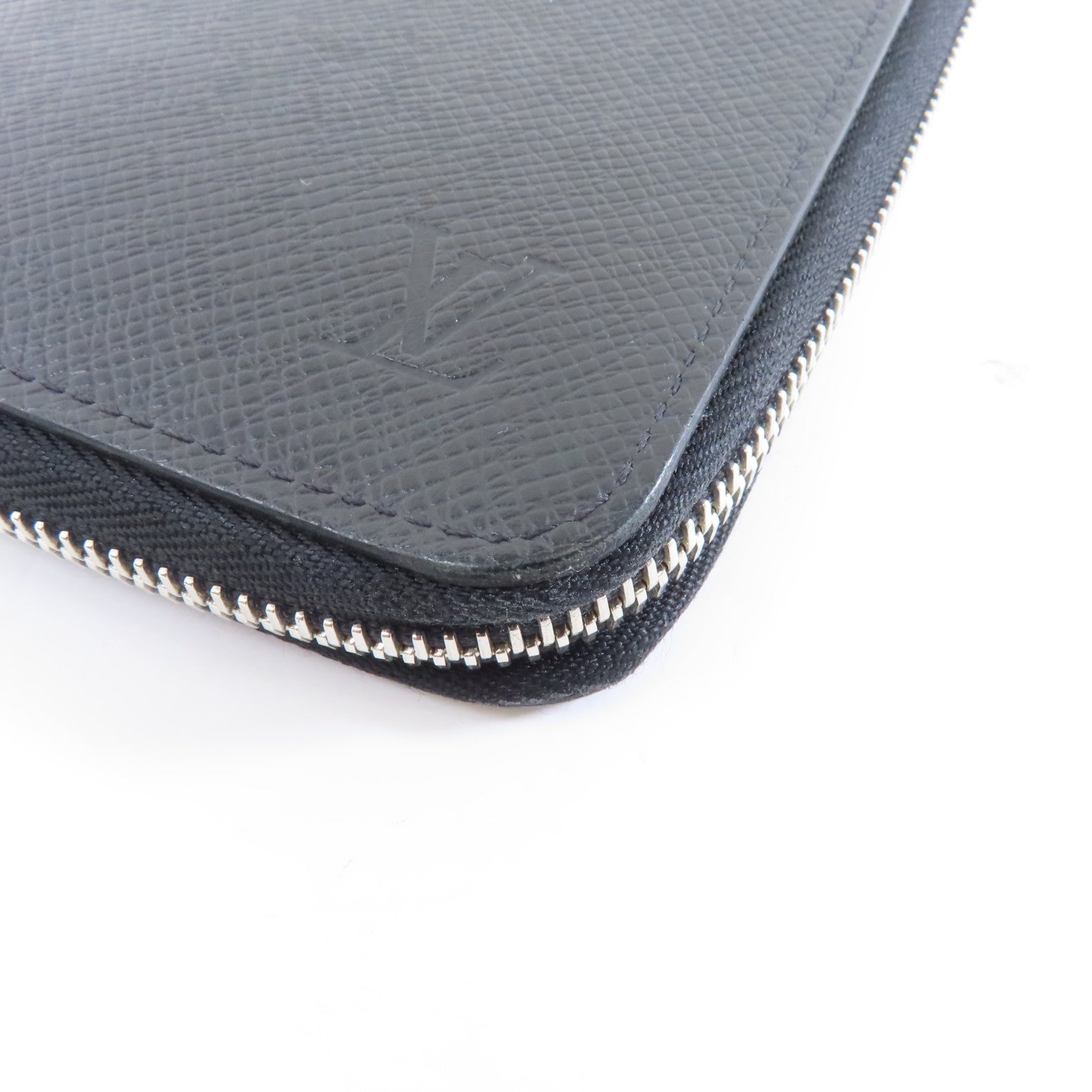 LOUIS VUITTON 【激減優惠】Taiga Zipper Wallet Vertical銀扣長錢包黑色