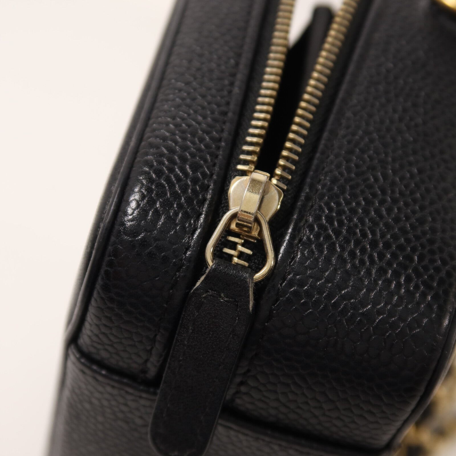 CHANEL 牛皮皮革Filigree Camera Bag鏈帶肩背袋