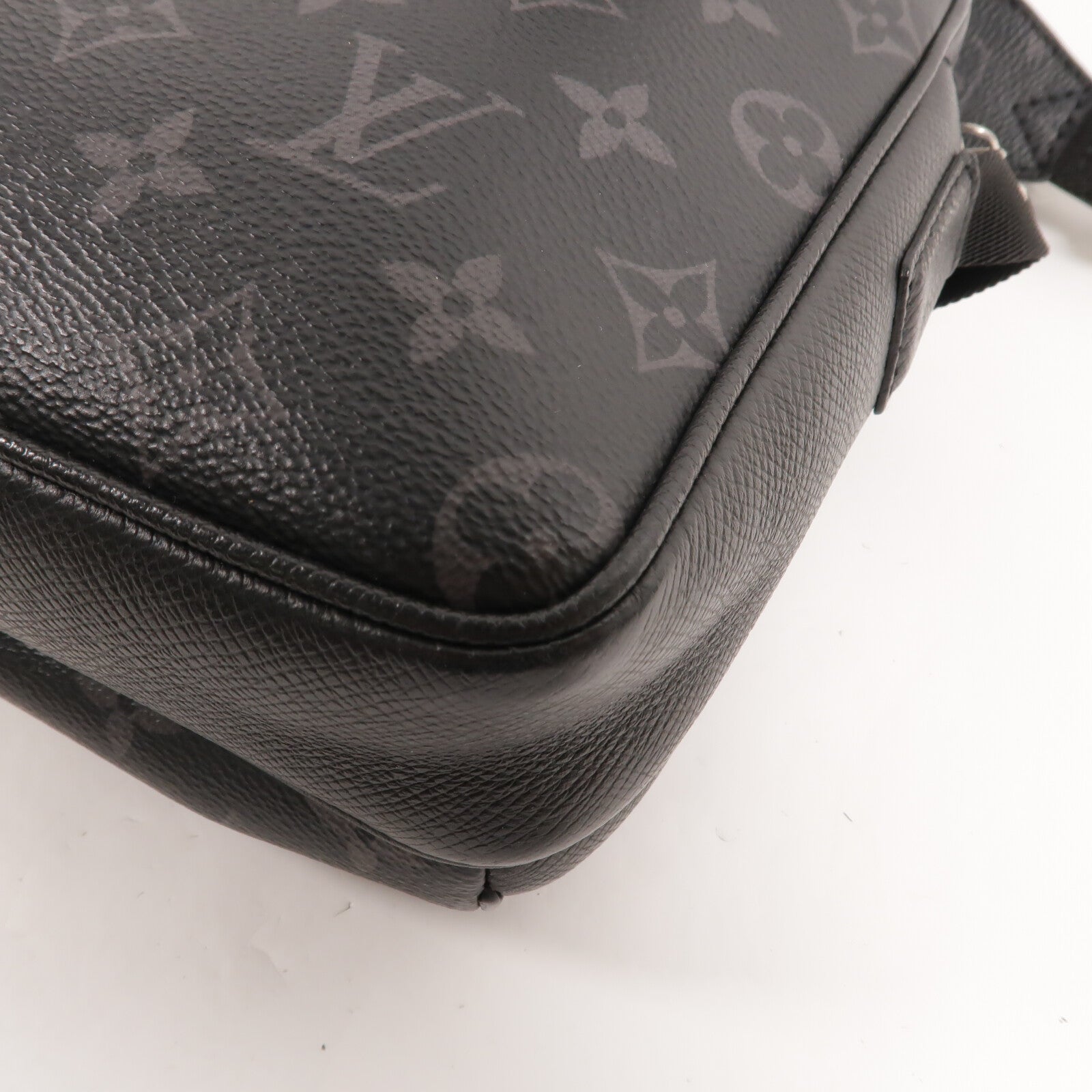 LOUIS VUITTON Monogram Eclipse/Taiga Outdoor Messenger銀扣肩背袋