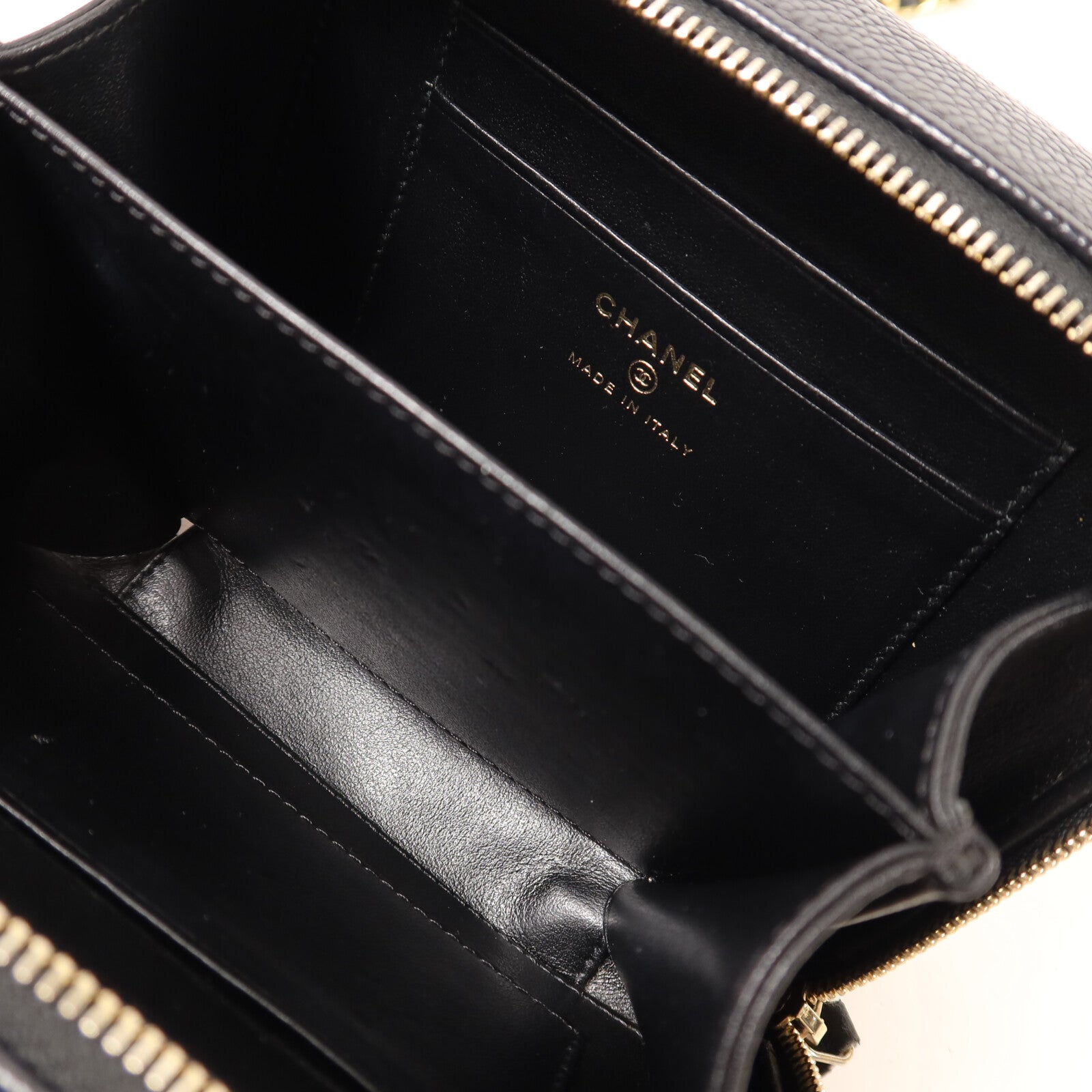 CHANEL 牛皮皮革Filigree Camera Bag鏈帶肩背袋
