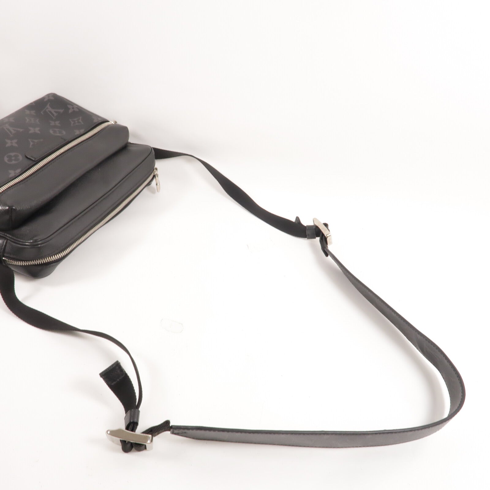LOUIS VUITTON Monogram Eclipse/Taiga Outdoor Messenger銀扣肩背袋