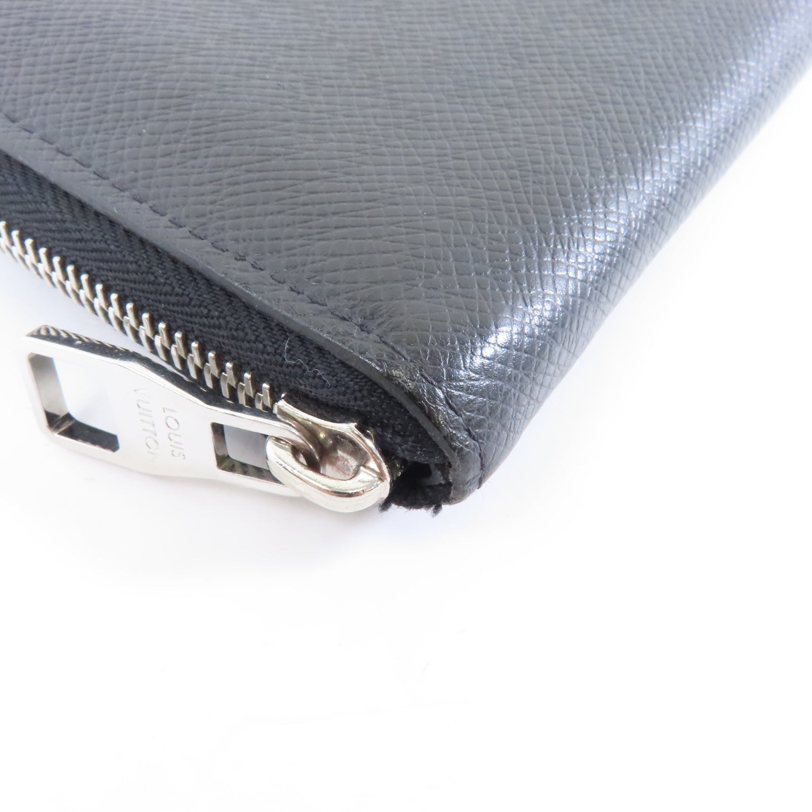 LOUIS VUITTON 【激減優惠】Taiga Zipper Wallet Vertical銀扣長錢包黑色