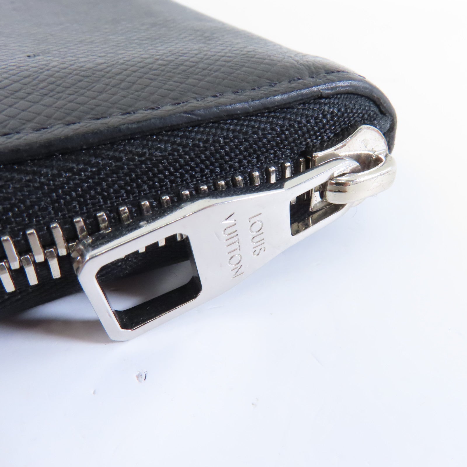 LOUIS VUITTON 【激減優惠】Taiga Zipper Wallet Vertical銀扣長錢包黑色