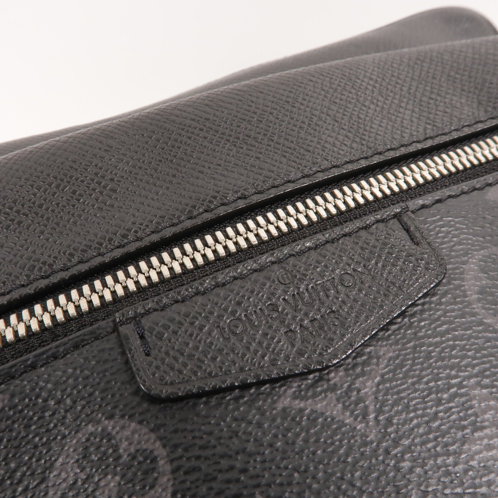 LOUIS VUITTON Monogram Eclipse/Taiga Outdoor Messenger銀扣肩背袋