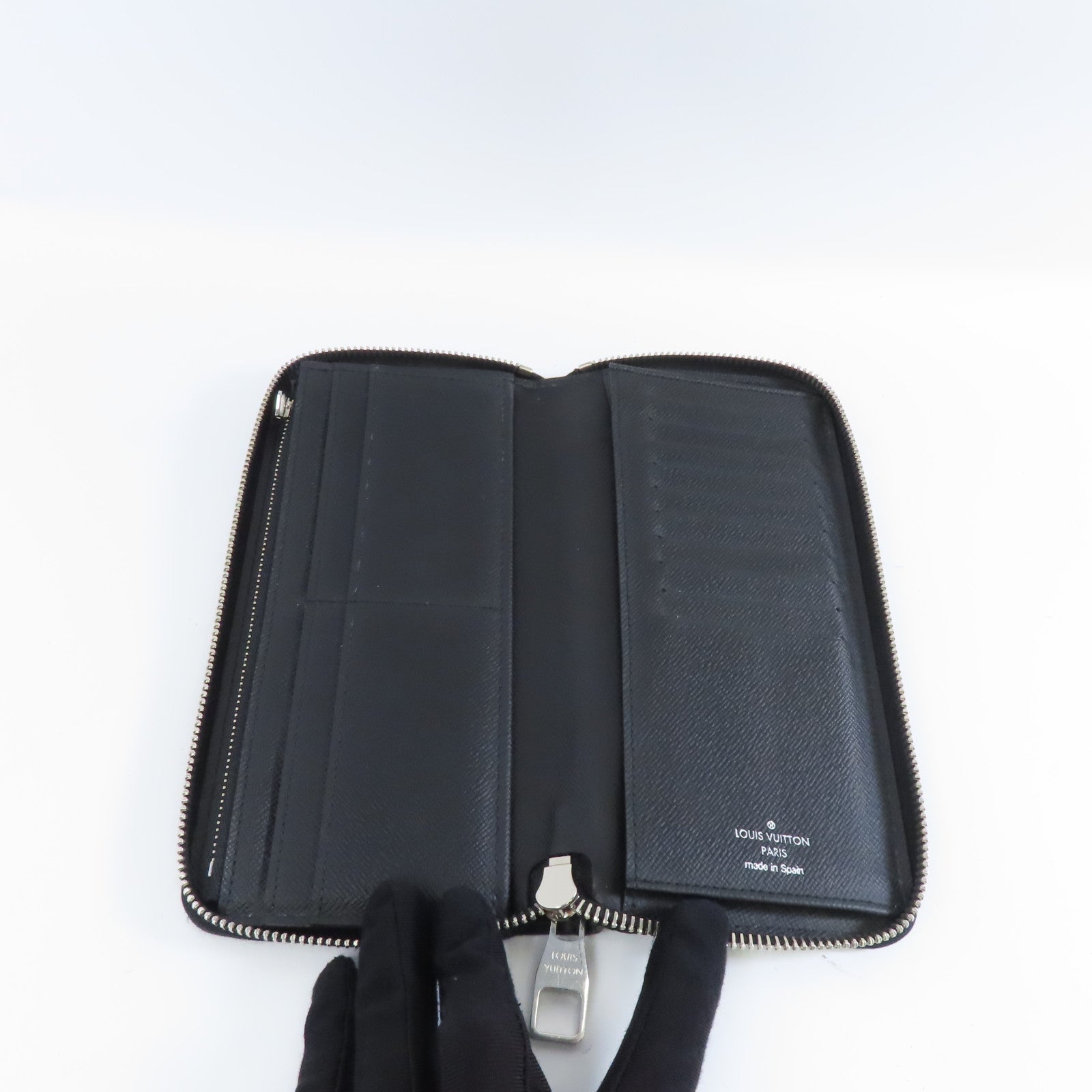 LOUIS VUITTON 【激減優惠】Taiga Zipper Wallet Vertical銀扣長錢包黑色