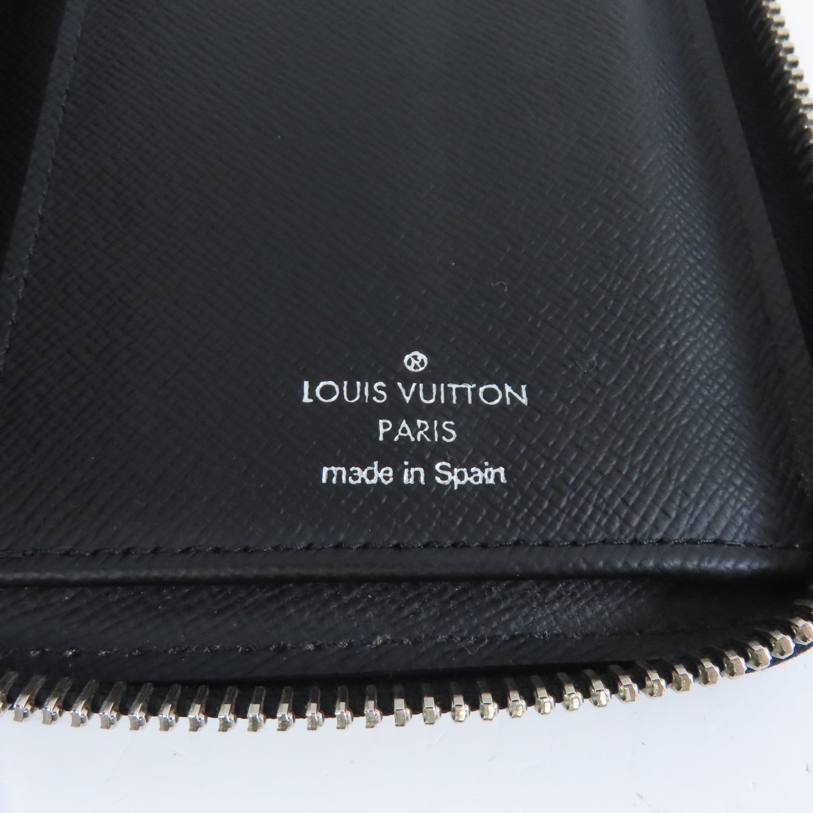 LOUIS VUITTON 【激減優惠】Taiga Zipper Wallet Vertical銀扣長錢包黑色