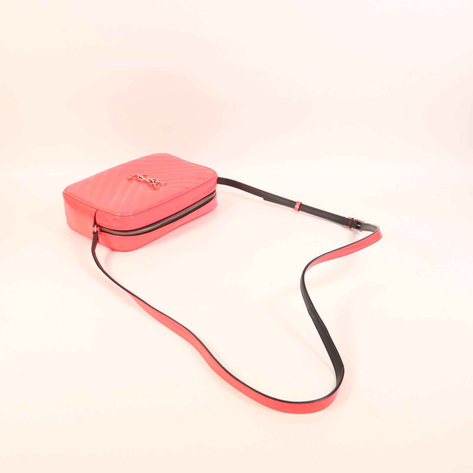 SAINT LAURENT 漆皮皮革Lou Camera Bag銀扣肩背袋